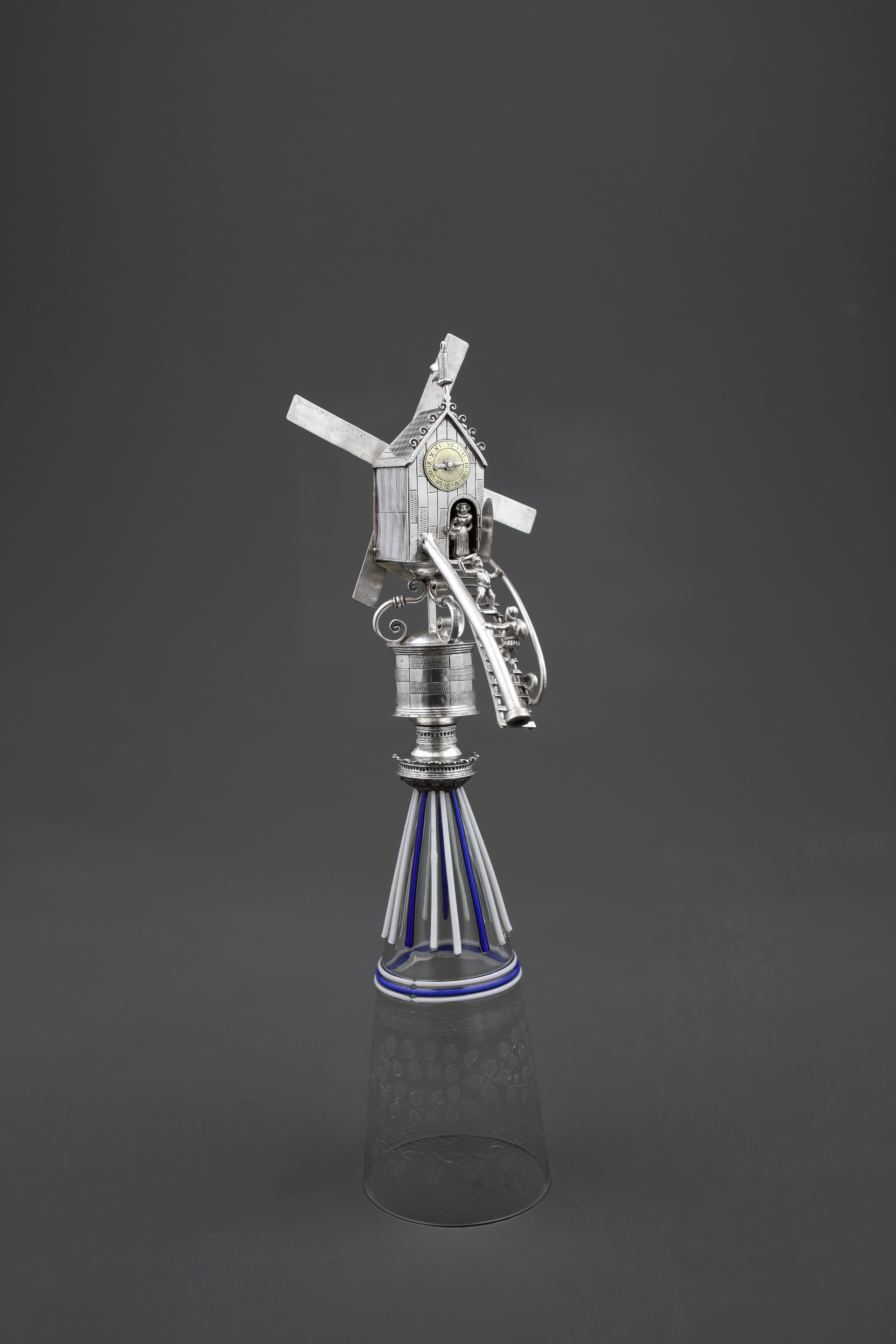 Verre siffleur, Gobelet à surprise, appelé aussi gobelet à moulin, collections Musée de l'Hospice Comtesse, Lille, exposition Fêtes et célébrations flamandes, Palais des Beaux-Arts, Lille, 2025, Festival Fiesta, (c) Frédéric Legoy - Musée de l'Hospice Comtesse, Ville de Lille, Boombartstic Art Magazine