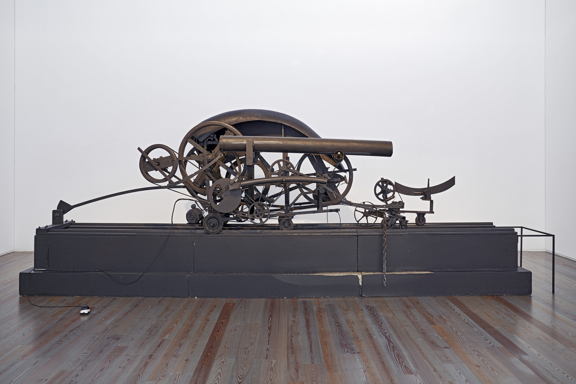 Jean Tinguely, Hannibal II, 1967, roues en bois et en fer, barre en métal, tubes en plastique et en métal, chaîne en fer, roues de poussette, socle en bois, deux moteurs électriques, 258 x 152 x 727 cm, Année Jean Tinguely 100, 2025, (c) 2024 ProLitteris, Zurich, en prêt permanent de Basel Tourismus, (c) photo Museum Tinguely, Bâle, photo Daniel Spehr, Boombartstic Art Magazine