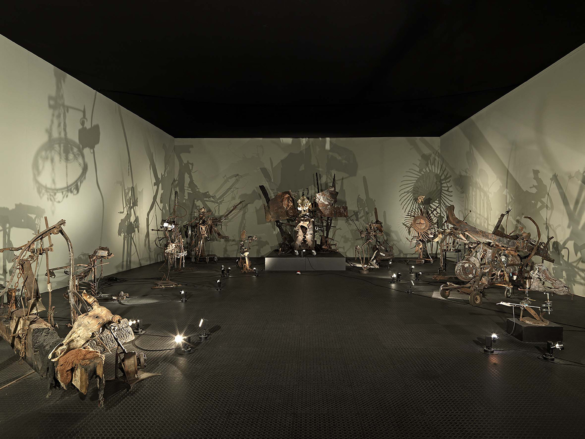 Jean Tinguely, Mengele Danse Macabre, 1986, collection Musée Tinguely, Bâle, Suisse, Année Jean Tinguely 100 - Centenaire, 2025, (c) 2024 ProLitteris Zurich, (c) photo Museum Tinguely Bâle, Serge Hasenböhle, Boombartstic Art Magazine