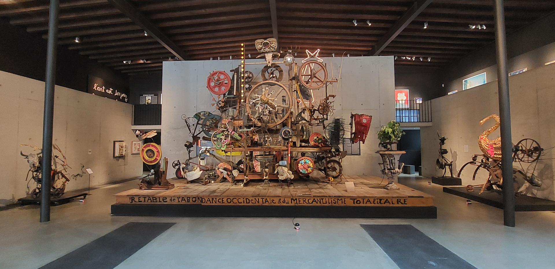 Jean Tinguely, Retable de l’Abondance occidentale et du Mercantilisme totalitaire, 1989-1990, Espace Jean Tinguely - Niki de Saint-Phalle, Fribourg, Suisse, Année Jean Tinguely 100 - Centenaire, (c) 2025, ProLitteris, Zurich, Musée d’Art et d’Histoire, Fribourg, (c) photo Eric Mabille, Boombartstic Art Magazine