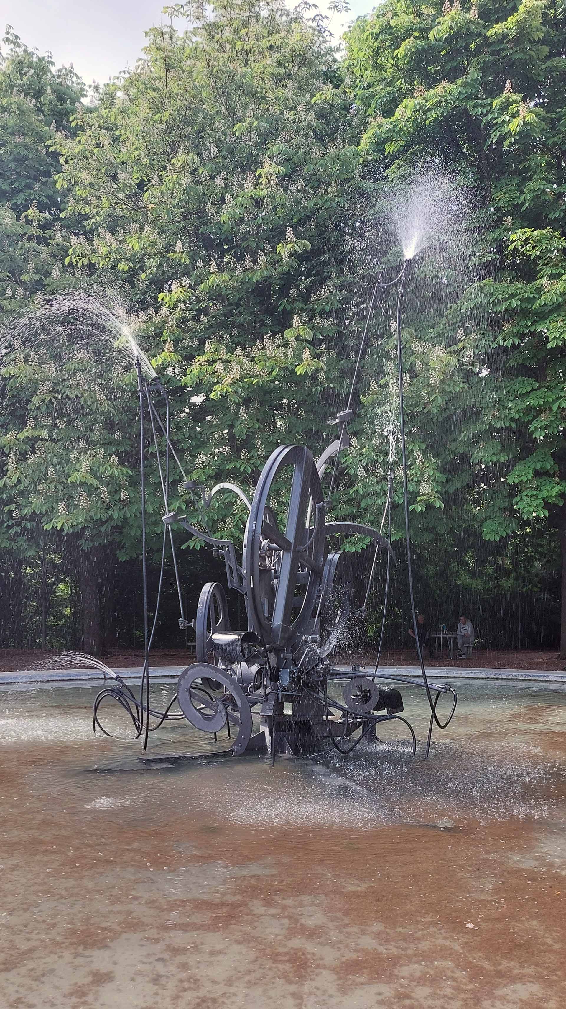 Jean Tinguely, Fontaine Jo Siffert, Grand-Places, Fribourg, Suisse, Année Jean Tinguely 100 - Centenaire, 2025, (c) Eric Mabille, Boombartstic Art Magazine