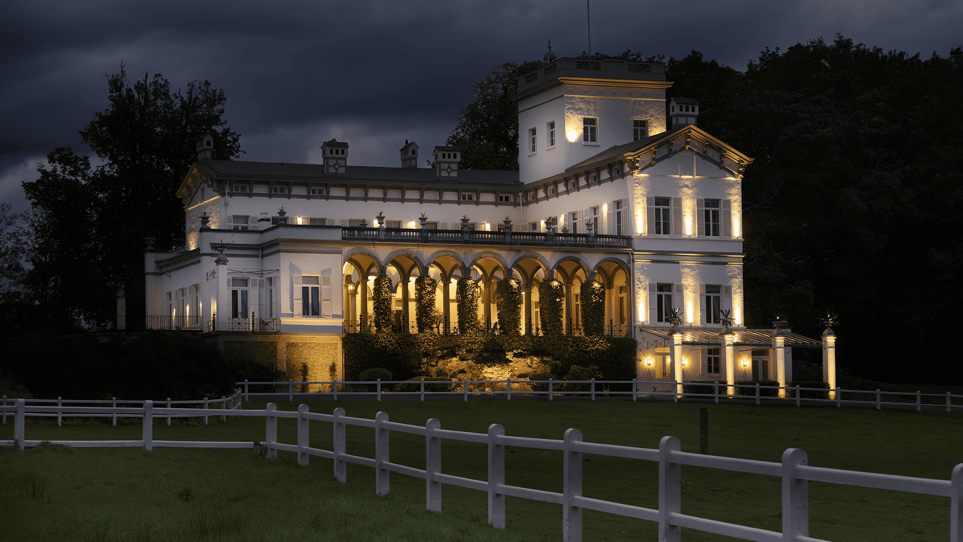 Vestalia 2025, Château Calmeyn, Drogenbos, vue générale à la nuit tombée, (c) Choux de Bruxelles, Boombartstic Art Magazine