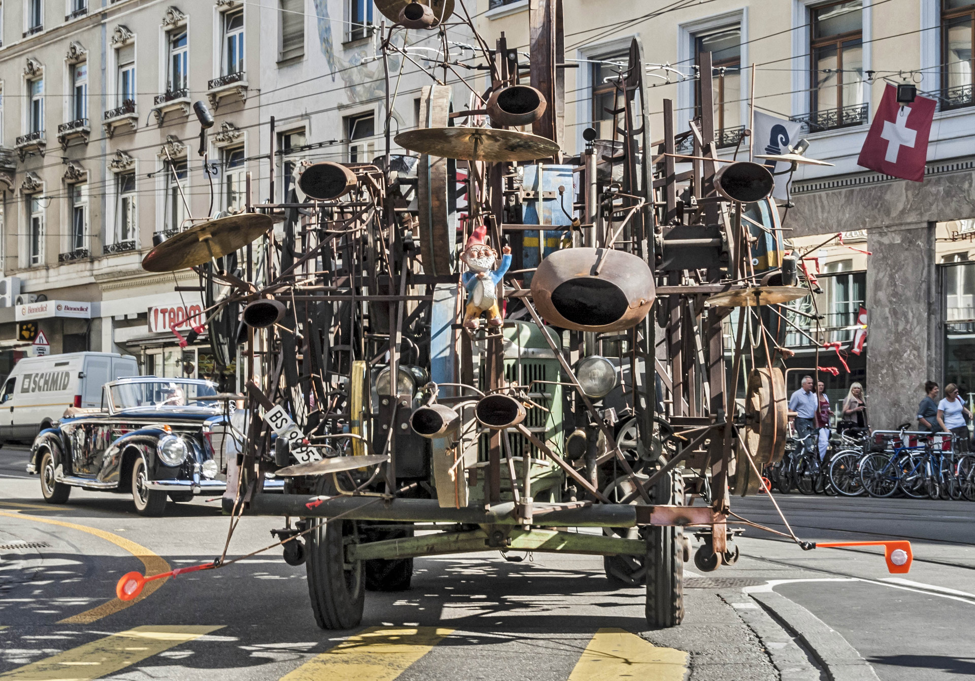 Jean Tinguely, Klamauk, 1979, 315 x 660 x 315 cm, tracteur Bührer monté d'une sculpture-machine, collection Musée Tinguely, Bâle, Suisse, donation Niki de Saint-Phalle, Année Jean Tinguely 100 - Centenaire, 2025, (c) photo courtesy Musée Tinguely, Bâle, Boombartstic Art Magazine