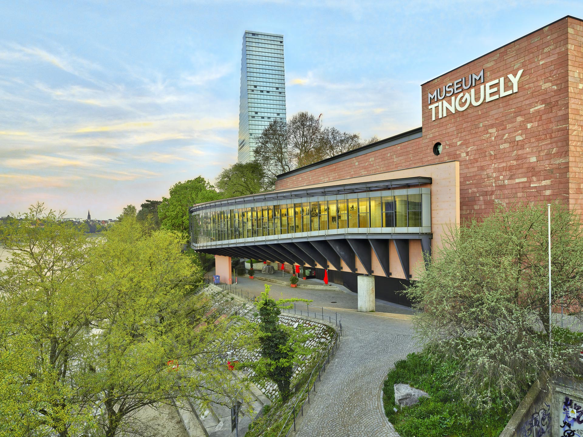 Musée Tinguely, côté Sud le long du Rhin, Année Jean Tinguely 100 - Centenaire, 2025, (c) 2024 Museum Tinguely Bâle, (c) photo Daniel Spehr, Boombartstic Art Magazine