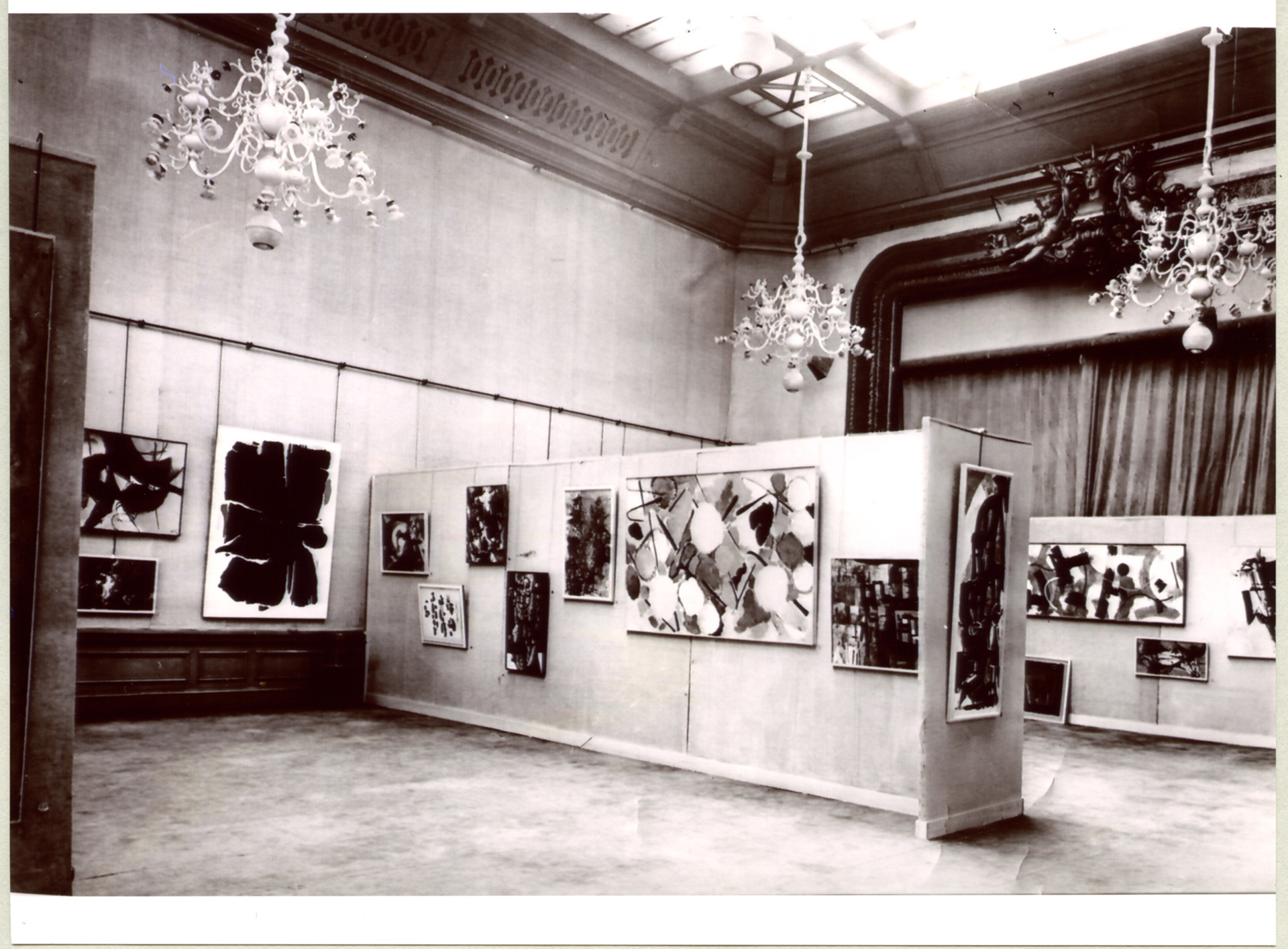 Vue de l'exposition avec des œuvres de Willi Baumeister, Karl Friedrich Brust, Gerhard Fietz, K. O. Götz, Otto Greis, HAP Grieshaber, Ernst Wilhelm Non, Emil Schumacher, Hann Trier, Theodor Werner et Wilhelm Wessel au Cercle Volney, Paris, Reproduction dans les Archives municipales d'Iserlohn, Collection N – Succession Marieluise Spangenberg, N°57, exposition Paris 1955, Les Abstractionnistes allemands au Centre du Modernisme, musée Emil Schumacher, Hagen, 2025, (c) VG Bild-Kunst, Bonn, Boombartstic Art Magazine