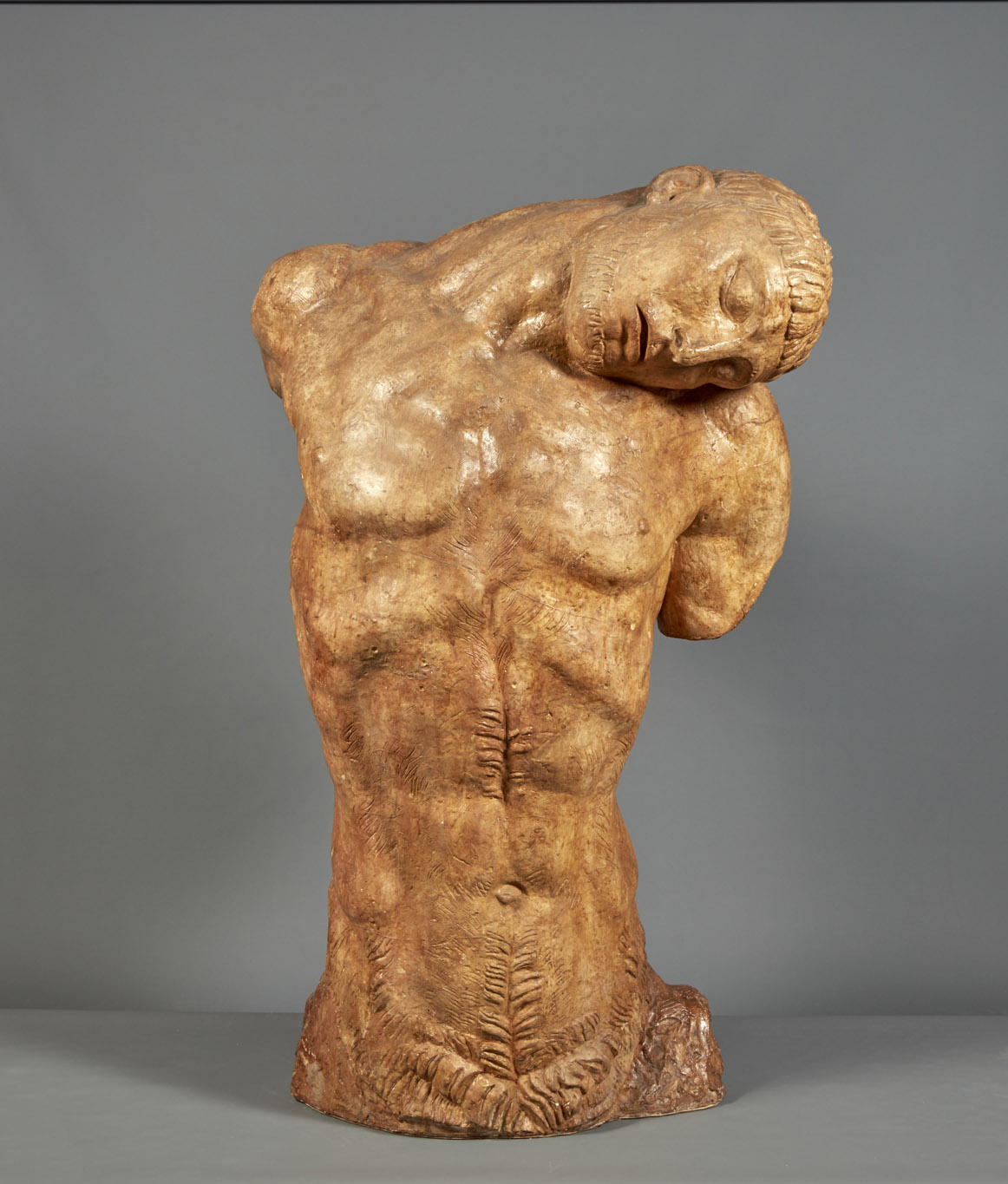 Antoine Bourdelle (1861-1929), Buste du centaure mourant – Modèle à grandeur d’exécution, 1914, plâtre, 133 x 86 x 55 cm, Paris, musée Bourdelle, exposition Rodin / Bourdelle Corps à Corps, musée La Piscine, Roubaix, 2025, (c) Paris Musées - Musée Bourdelle, Boombartstic Art Magazine