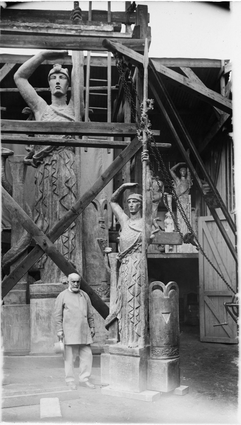 Anonyme, Antoine Bourdelle posant près des trois statues de La France, à la fonderie Rudier, 1925-1926, Négatif sur verre au gélatinobromure d’argent, 12 x 9 cm, Paris, musée Bourdelle, exposition Rodin / Bourdelle Corps à Corps, musée La Piscine, Roubaix, 2025, (c) Paris Musées - Musée Bourdelle, Boombartstic Art Magazine