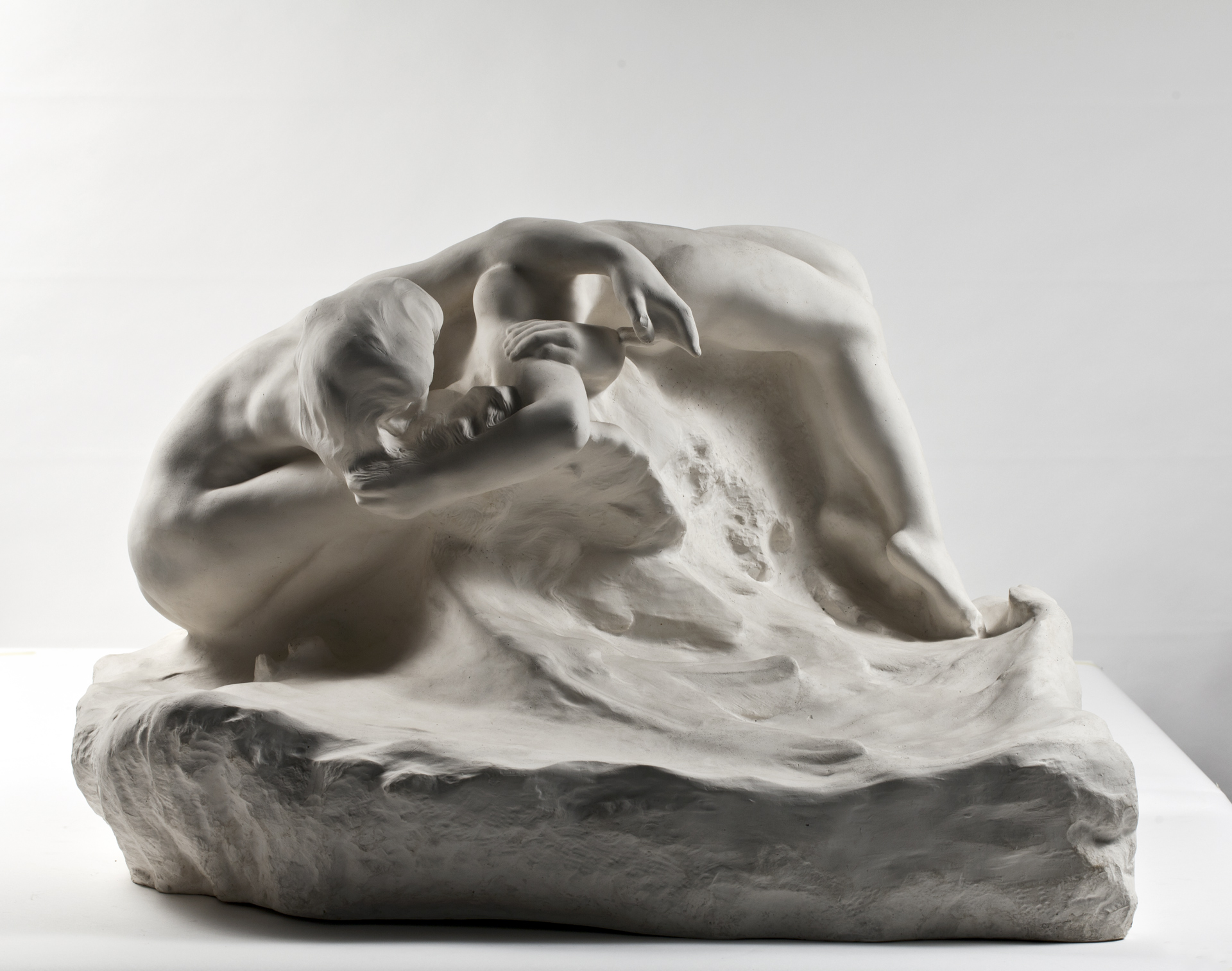 Auguste Rodin, Chute d’un ange ou Les Illusions reçues par la terre, 1895, plâtre, dépôt du Musée Rodin, Paris, 2019, nouveau parcours Auguste Rodin, Musée des Beaux-Arts, Calais, 2025, (c) Agence photographique du musée Rodin - Jérôme Manoukian, Boombartstic Art Magazine