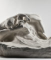 Auguste Rodin, Chute d’un ange ou Les Illusions reçues par la terre, 1895, plâtre, dépôt du Musée Rodin, Paris, 2019, nouveau parcours Auguste Rodin, Musée des Beaux-Arts, Calais, 2025, (c) Agence photographique du musée Rodin - Jérôme Manoukian, Boombartstic Art Magazine