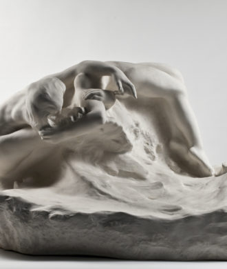Auguste Rodin, Chute d’un ange ou Les Illusions reçues par la terre, 1895, plâtre, dépôt du Musée Rodin, Paris, 2019, nouveau parcours Auguste Rodin, Musée des Beaux-Arts, Calais, 2025, (c) Agence photographique du musée Rodin - Jérôme Manoukian, Boombartstic Art Magazine