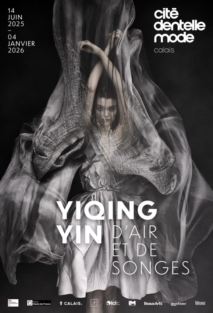 Cité de la Dentelle et de la Mode, Calais, exposition temporaire Yiqing Yin, D'Air et de Songes, 2025, (c) affiche courtesy Cité de la Dentelle et de la Mode, Boombartstic Art Magazine