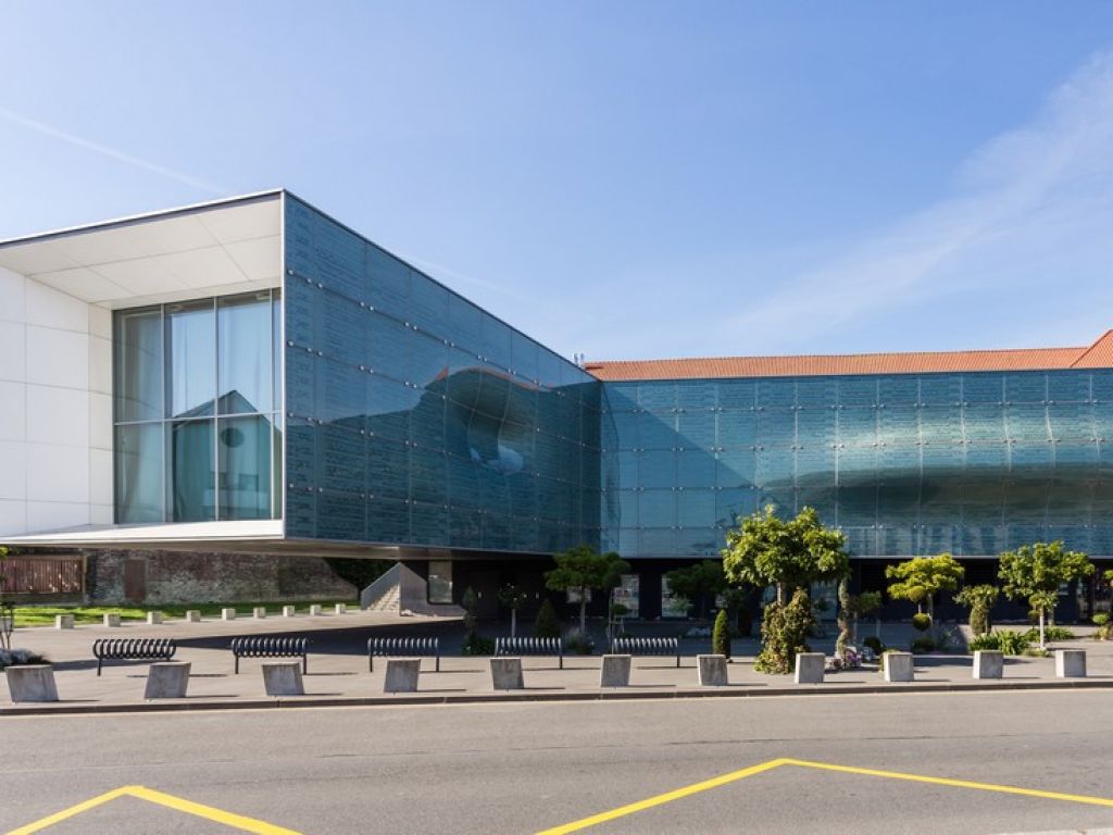 Cité de la Dentelle et de la Mode, Calais, détail de la façade signée du bureau d'architectes Alain Moatti & Henri Rivière, 2009, (c) photo F. Collier, Boombartstic Art Magazine