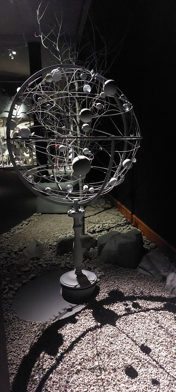 Hans op de Beeck, Paradigm - Orrery 1, 2025, sculpture mix media, 130 x 130 x 232 cm, exposition Nocturnal Journey, KMSKA, Anvers, 2025, (c) Hans Op de Beeck, (c) photo Eric Mabille, Boombartstic Art Magazine