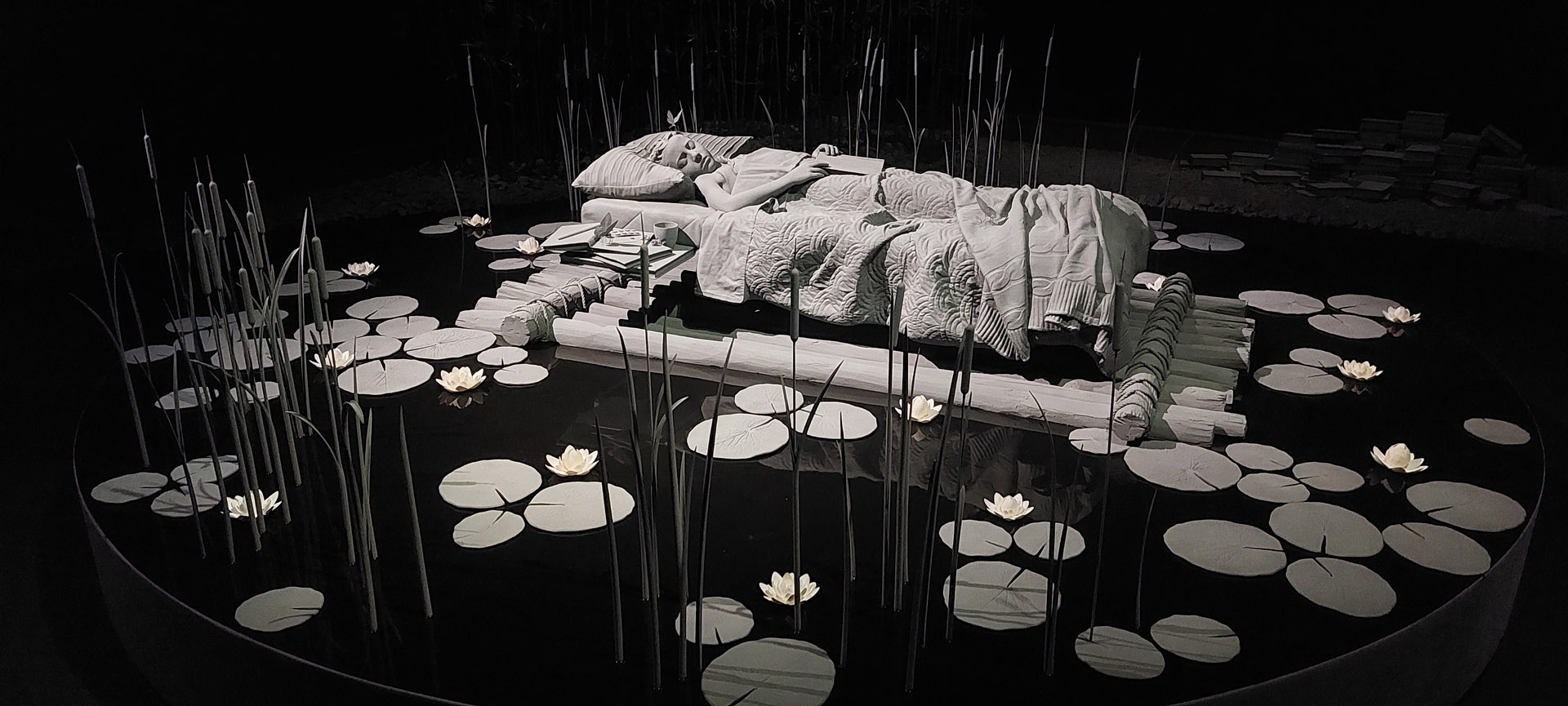 Hans op de Beeck, My Bed, a Raft, the Room the Sea, and the I laughted some Gloom in Me, 2019, sculpture mix media, 400 x 400 x 114 cm, vue de l'exposition Nocturnal Journey, KMSKA, Anvers, 2025, (c) Hans op de Beeck, (c) photo Eric Mabille, Boombartstic Art Magazine