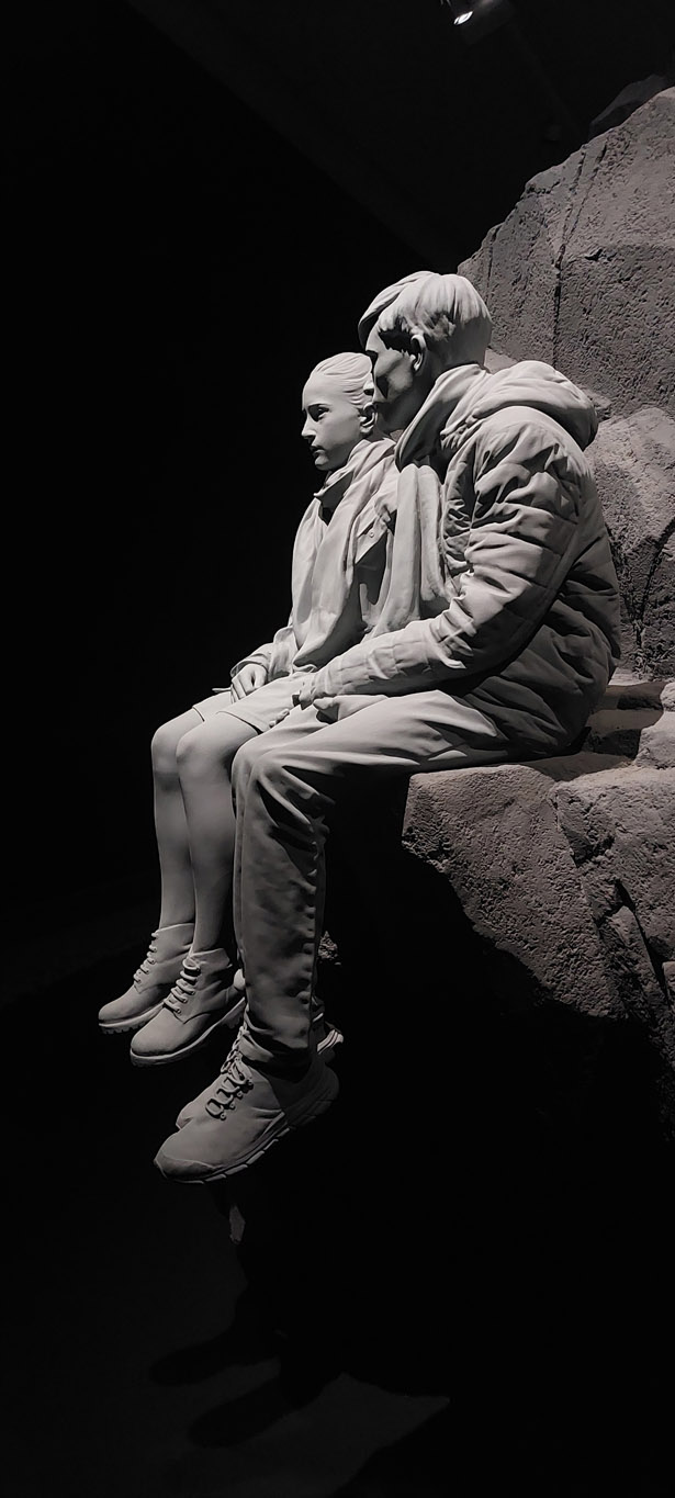 Hans op de Beeck, The Cliff, 2019, détail, installation sculpturale, mix media, 420 x 940 x 291 cm, exposition Nocturnal Journey, KMSKA, 2025, (c) Hans op de Beeck, (c) photo Eric Mabille, Boombartstic Art Magazine