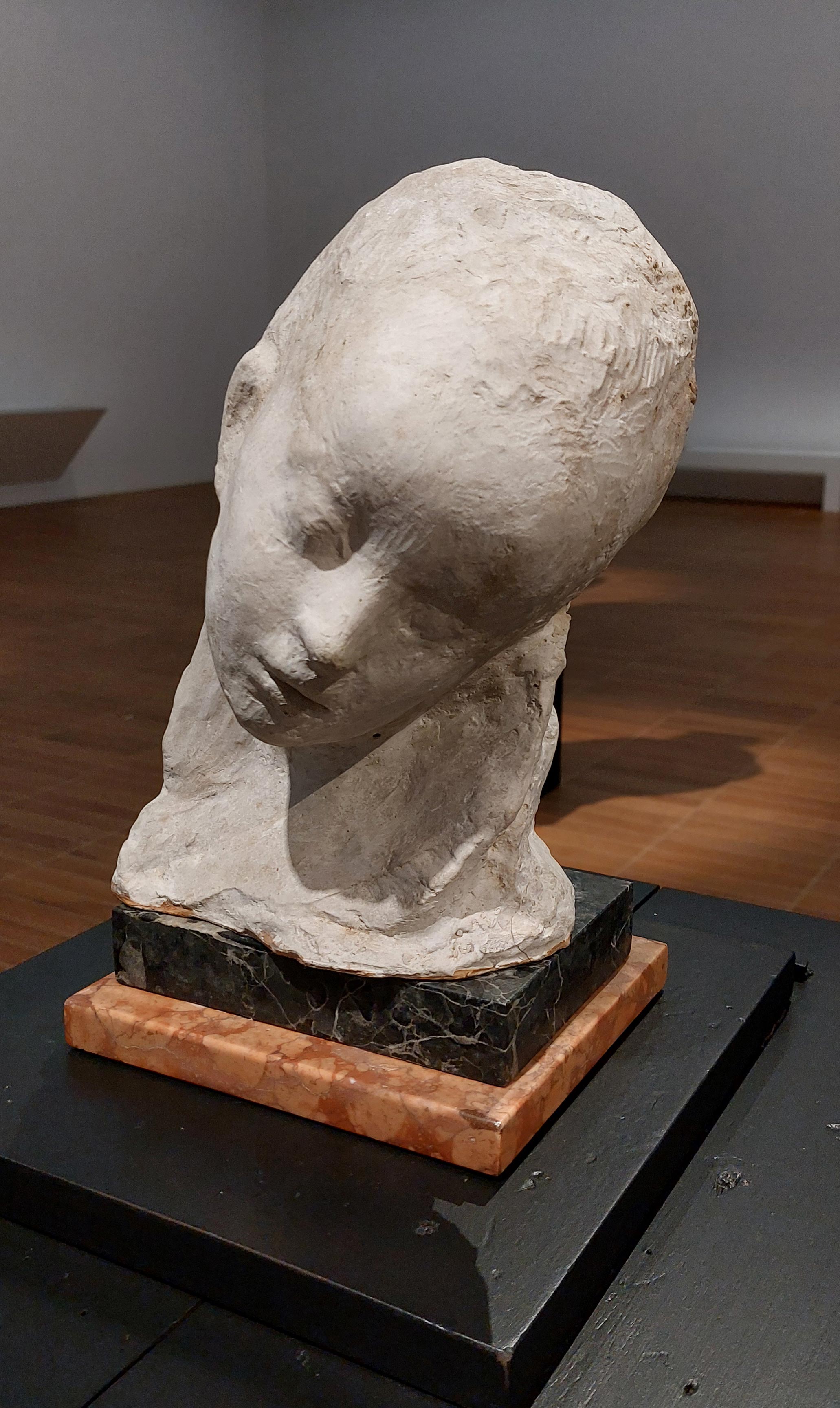 Medardo Rosso, Enfant au soleil, 1891, 1892, plâtre, 35 x 21 x 19 cm, vue de l'exposition Medardo Rosso. L’invention de la sculpture, Kunstmuseum, Bâle, 2025, ID propriété 86062, (c) Museo Medardo Rosso, Barzio, Italie, (c) photo Eric Mabille, Boombartstic Art Magazine
