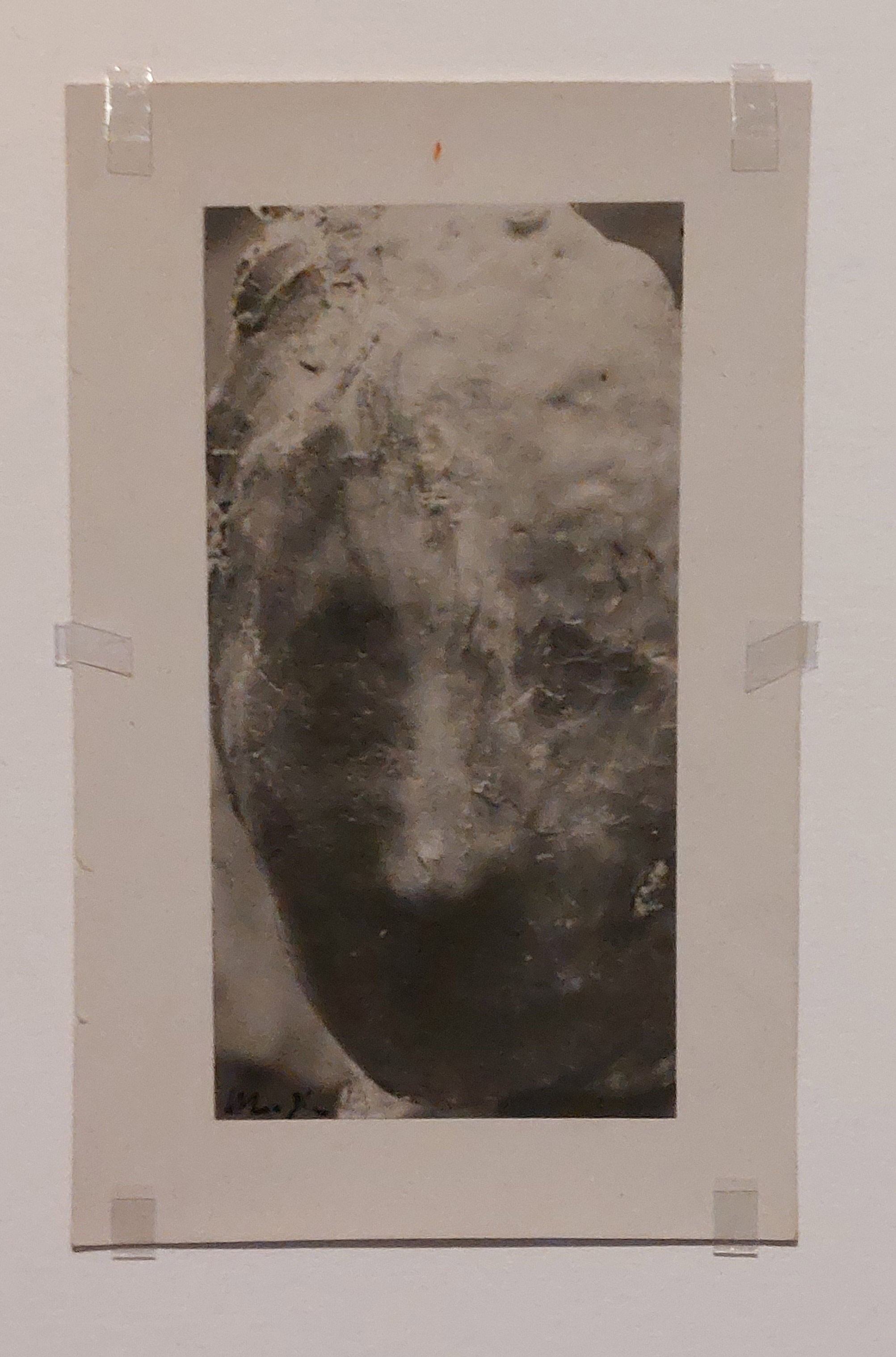 Medardo Rosso, Madame X, tirage gélatino-argentique, 13.7 x 8.7 cm, collection privée, exposition Medardo Rosso, L'invention de la sculpture moderne, Kunstmuseum, Bâle, 2025, Boombartstic Art Magazine