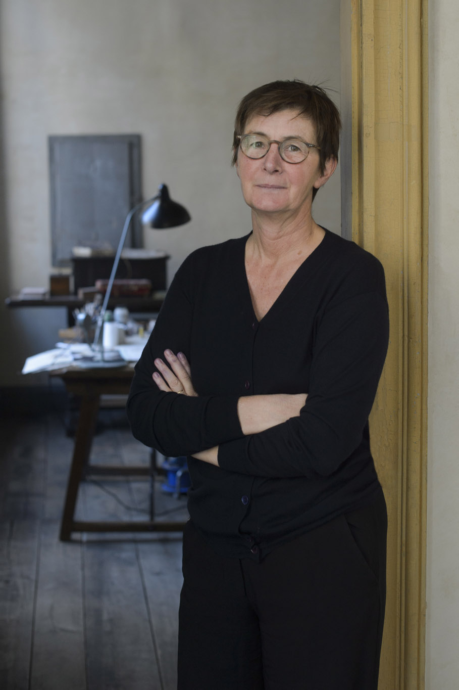 Portrait de Berlinde De Bruyckere , (c) Courtesy of the artist, (c) photo Mirjam Devriendt, exposition Khorós, BOZAR, Bruxelles, 2025, Boombartstic Art Magazine