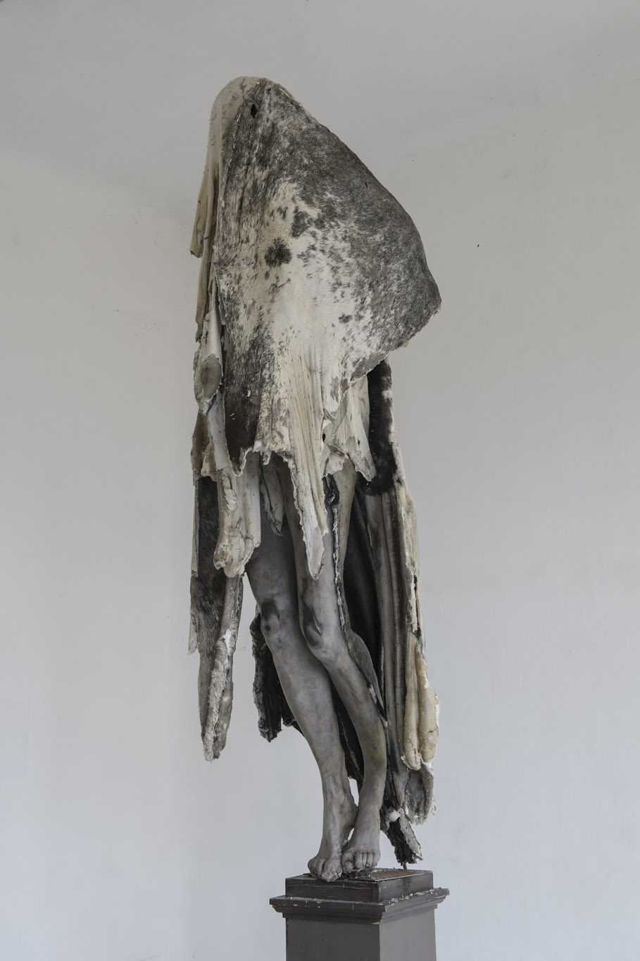 Berlinde De Bruyckere, Arcangelo III (San Giorgio), 2023–2024, cire, poils d'animaux, silicone, fer, époxy, exposition Khorós, BOZAR, Bruxelles, 2025, (c) courtesy l’artiste et Hauser & Wirth, photo Mirjam Devriendt, Boombartstic Art Magazine