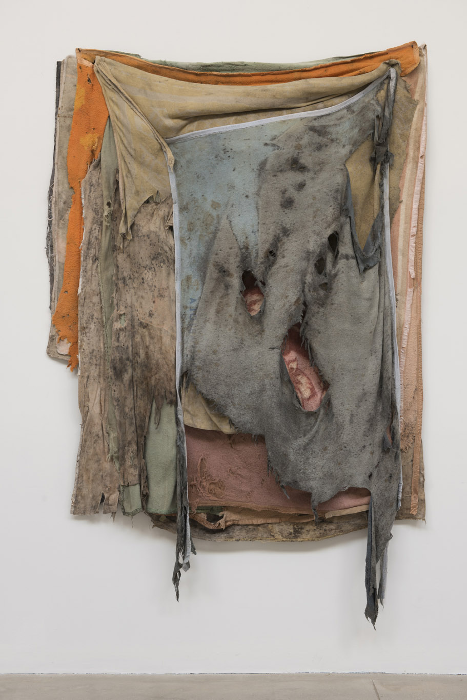 Berlinde De Bruyckere, Courtyard Tales V, 2018, couvertures, bois, polyuréthane, époxy, exposition Khorós, BOZAR, Bruxelles, 2025, (c) courtesy l’artiste et Hauser & Wirth, (c) photo Mirjam Devriendt, Boombartstic Art Magazine