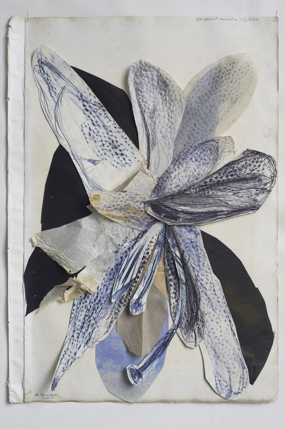 Berlinde De Bruyckere, It almost seemed a lily, 2024, papiers trouvés, papiers carbone, fil d'or sur papier, exposition Khorós, BOZAR, Bruxelles, 2025, (c) Courtesy l’artiste et Hauser & Wirth, (c) photo Mirjam Devriendt, Boombartstic Art Magazine
