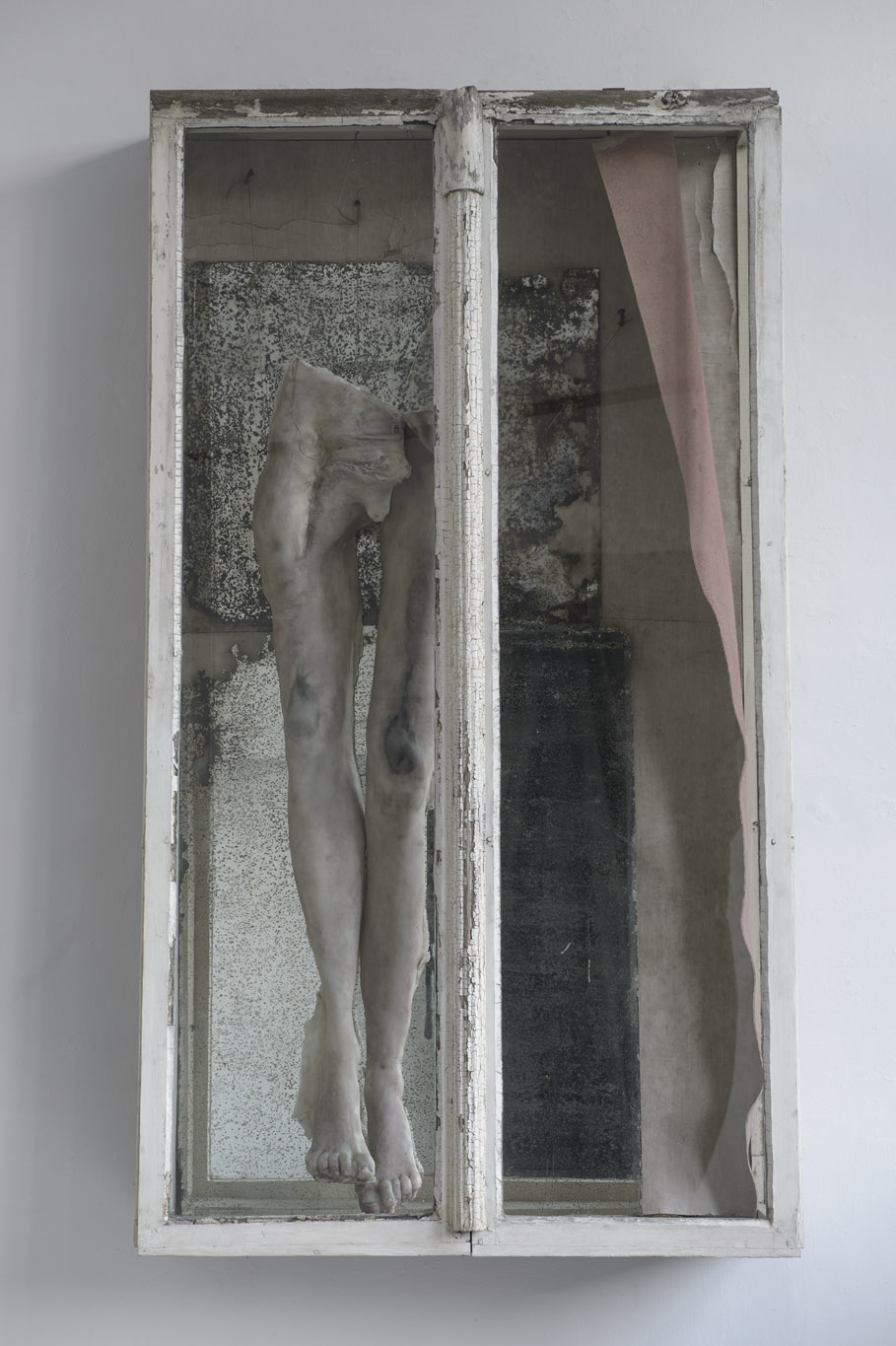 Berlinde De Bruyckere, Need III, 2023–2024, cire, bois, verre, miroir, lino, corde, métal, époxy, exposition Khorós, BOZAR, 2025, (c) courtesy l’artiste et Hauser & Wirth, (c) photo Mirjam Devriendt, Boombartstic Art Magazine