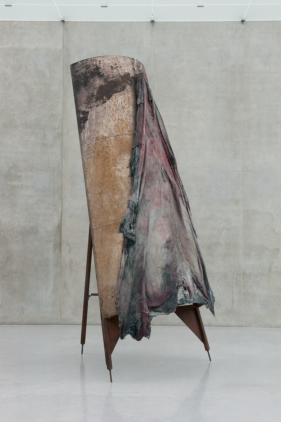 Berlinde De Bruyckere, Penthesilea, 2014–2015, cire, aluminium, fer, époxy, collection privée, exposition Khorós, BOZAR, Bruxelles, 2025, (c) courtesy Hauser & Wirth Collection Services, (c) photo Mirjam Devriendt, Boombartstic Art Magazine