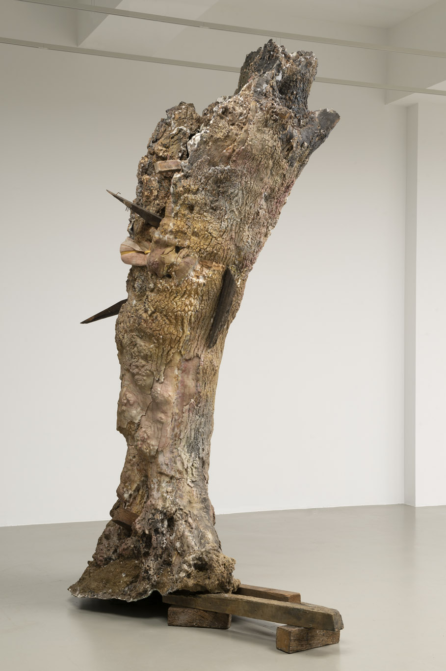 Berlinde De Bruyckere, San Sebastian, 2019–2022, cire, textile, bois, bronze, fer, époxy, exposition Khorós, BOZAR, Bruxelles, 2025, Courtesy l’artiste et Galleria Continua, (c) photo:Mirjam Devriendt, Boombartstic Art Magazine