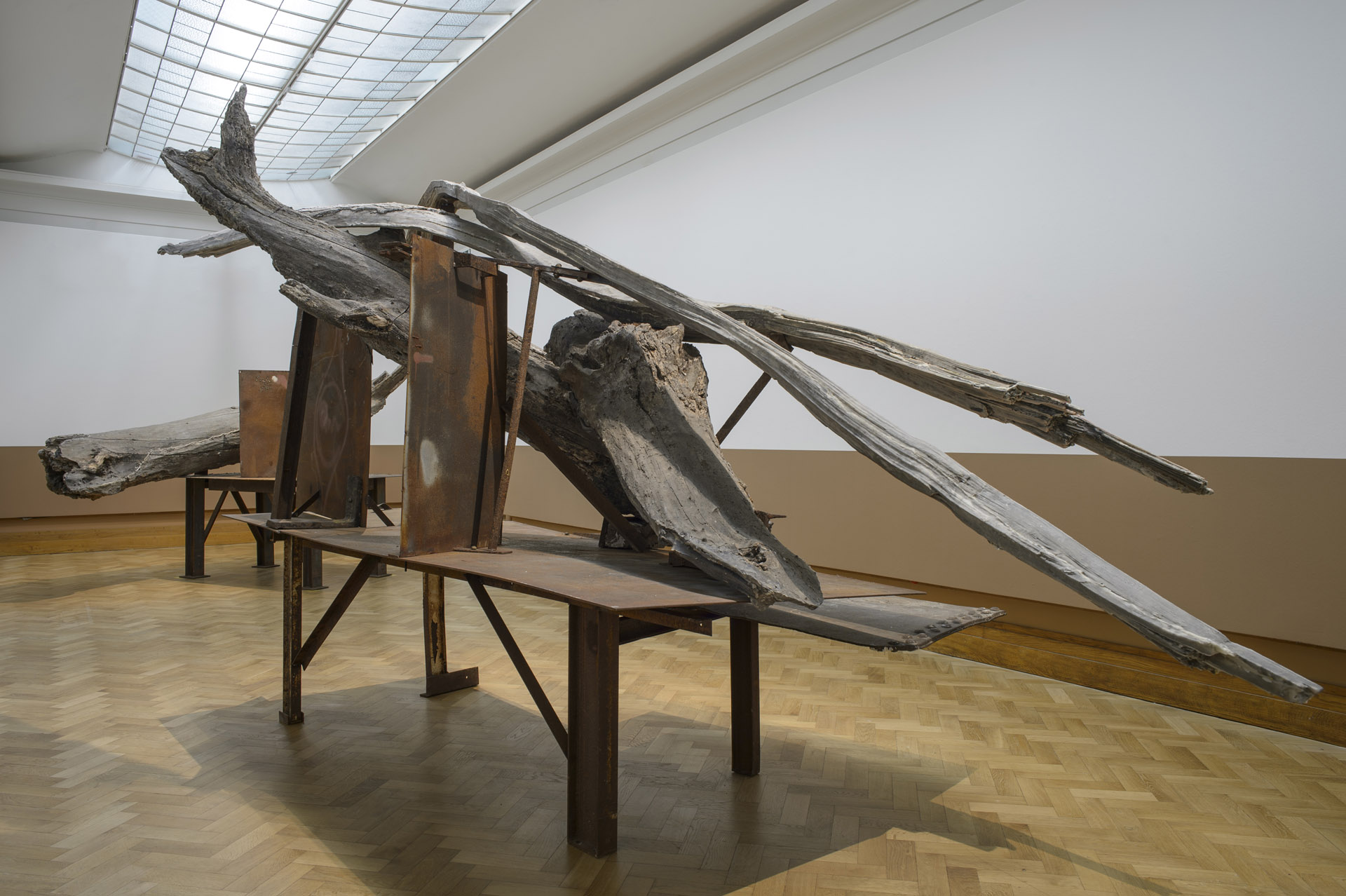 Berlinde De Bruyckere, City of Refuge, exposition Berlinde De Bruyckere, Khorós, BOZAR, Bruxelles, 2025, (c) Courtesy the artist, (c) photo Mirjam Devriendt, Boombartstic Art Magazine