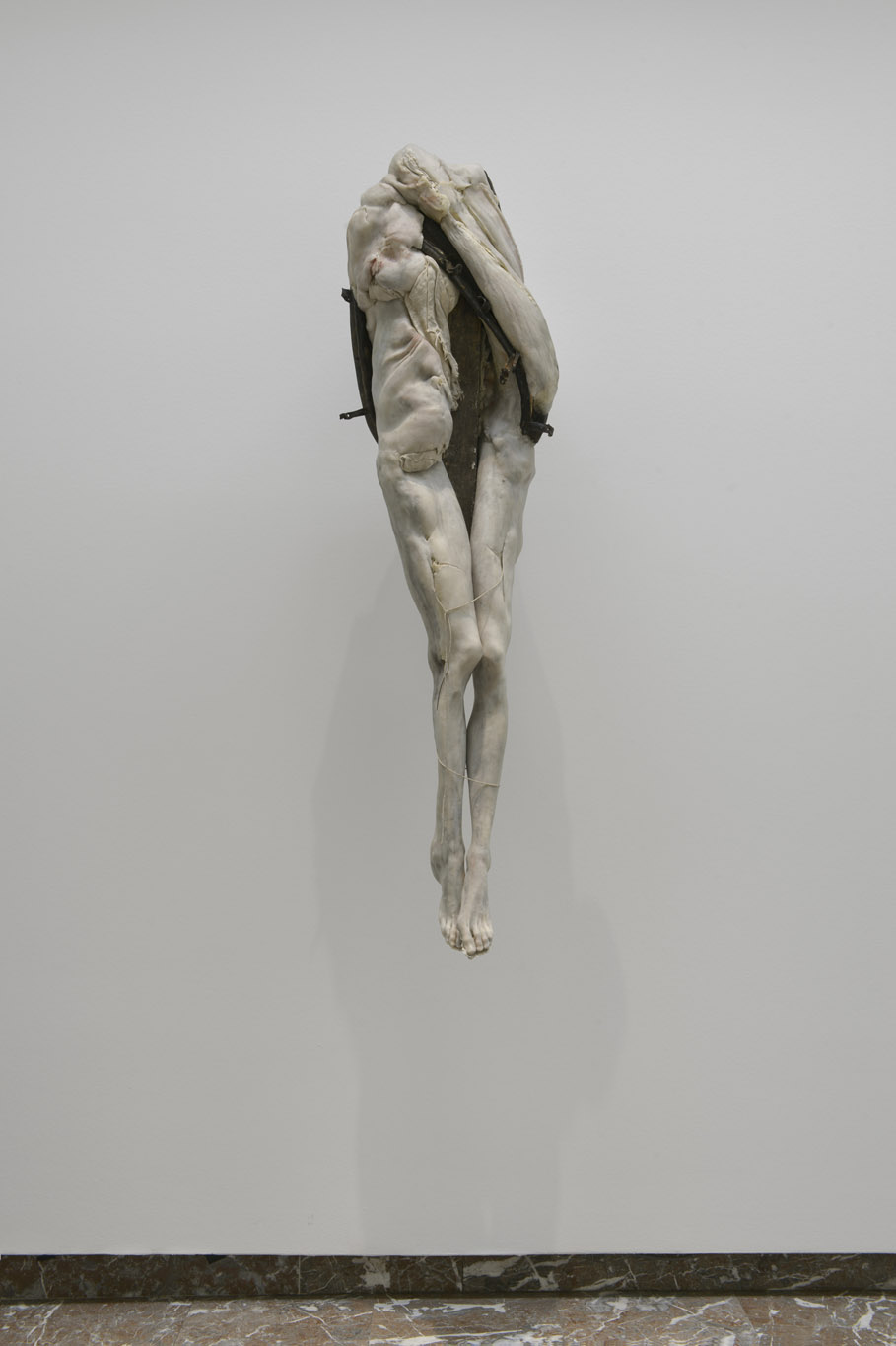 Berlinde De Bruyckere, Invisible Beauty 2011, cire, bois, crin de cheval,cuir, fer, époxy., collection privée Buggenhout, Gand, exposition Berlinde de Bruyckere, Khorós, BOZAR, Bruxelles, 2025, (c) Berlinde de Bruykere, (c) photo Mirjam Devriendt, Boombartstic Art Magazine