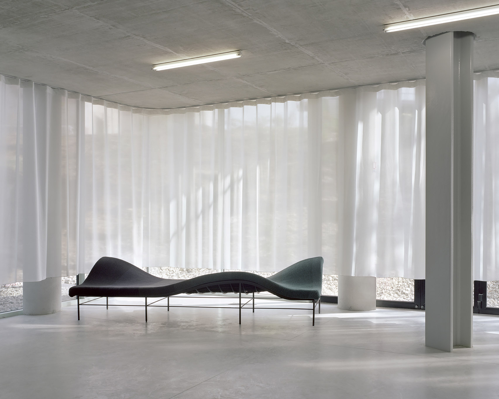 Lucile Soufflet, Altopiano, 2018, acier laqué, maille en laine, polyamide, collaboration avec Chevalier Masson Studio pour la Cité internationale Universitaire de Paris (CIUP), exposition Common Grounds, CID, site du Grand-Hornu, 2025, Boombartstic Art Magazine