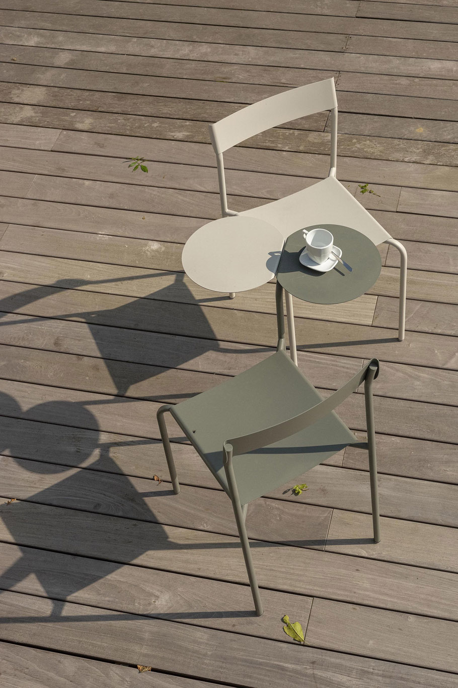 Lucile Soufflet, BAM, ensemble de tables et chaises, 2024, acier laqué, command du Musée des Beaux-Arts de la Ville de Mons, exposition Common Grounds, CID, site du Grand-Hornu, 2025, (c) Lucile Soufflet, Boombartstic Art Magazine