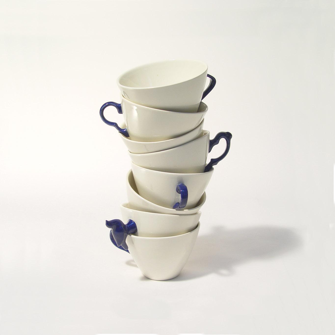 Lucile Soufflet, service pour Royal Boch, 2006, faïence, commande de Boch Keramis, La Louvière, exposition Common Grounds, CID, site du Grand-Hornu, 2025, (c) Lucile Soufflet, Boombartstic Art Magazine