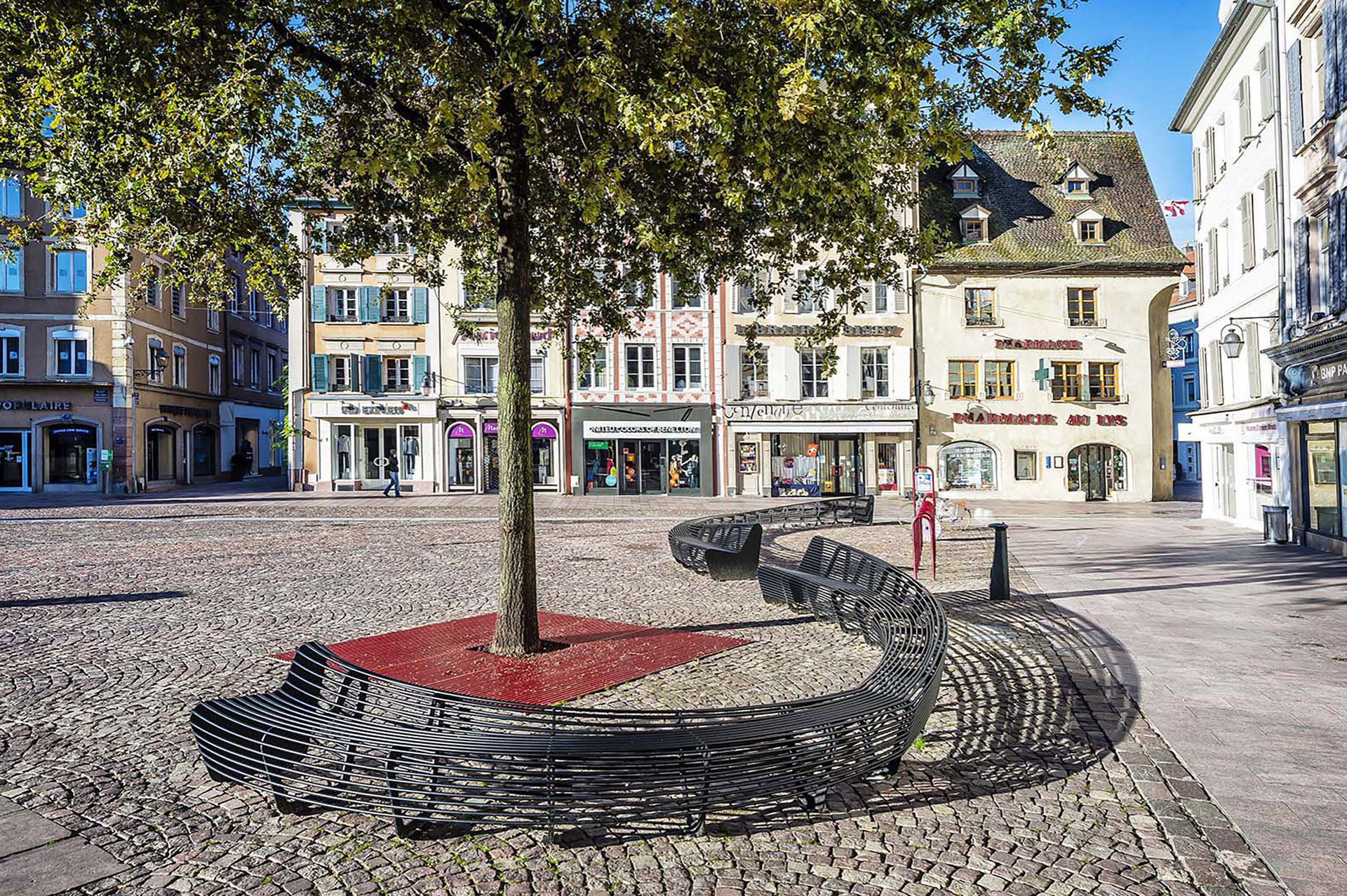 Lucile Soufflet, Circular Bench, 2003, acier, ville de Mulhouse, France, exposition Common Grounds, CID, site du Grand-Hornu, 2025, (c) Lucile Soufflet, Boombartstic Art Magazine