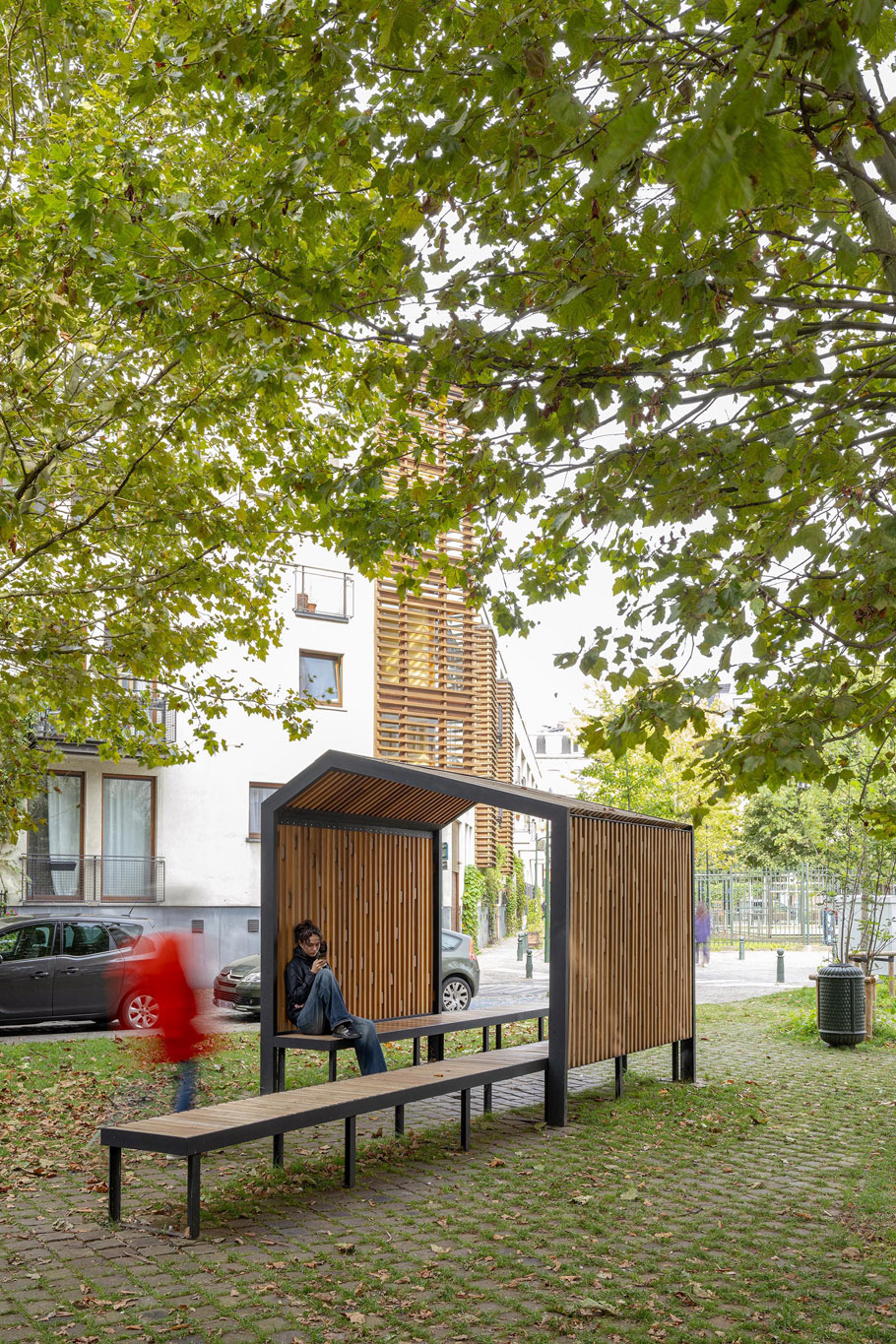 Lucile Soufflet, Furniture with a Roof, 2018-2024, acier laqué et robinier - Recyclart, commande du MAD Brussels et de la Ville de Bruxelles, exposition Common Grounds, CID, site du Grand-Hornu, 2025, (c) Lucile Soufflet, (c) photo Caroline Dethier, Boombartstic Art Magazine