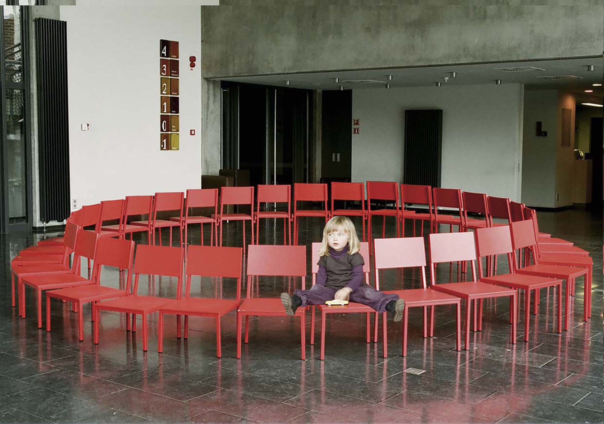Lucile Soufflet, My Place, 2008, bois et acier laqué, commande des Brigittines, Bruxelles, exposition Common Grounds, CID, site du Grand-Hornu, 2025, (c) Lucile Soufflet, Boombartstic Art Magazine