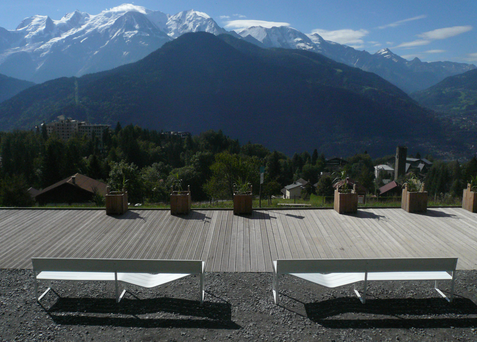 Lucile Soufflet, Soft Bench, 2008, acier laqué, TF Urban, exposition Common Grounds, CID, site du Grand-Hornu, 2025, (c) Lucile Soufflet - TF Urban, Boombartstic Art Magazine