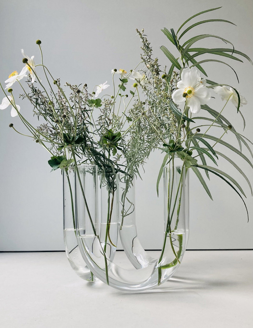 Lucile Soufflet, Tubi Vase, 2024, verre, exposition Common Grounds, CID, site du Grand-Hornu, 2025, (c) Lucile Soufflet, Boombartstic Art Magazine