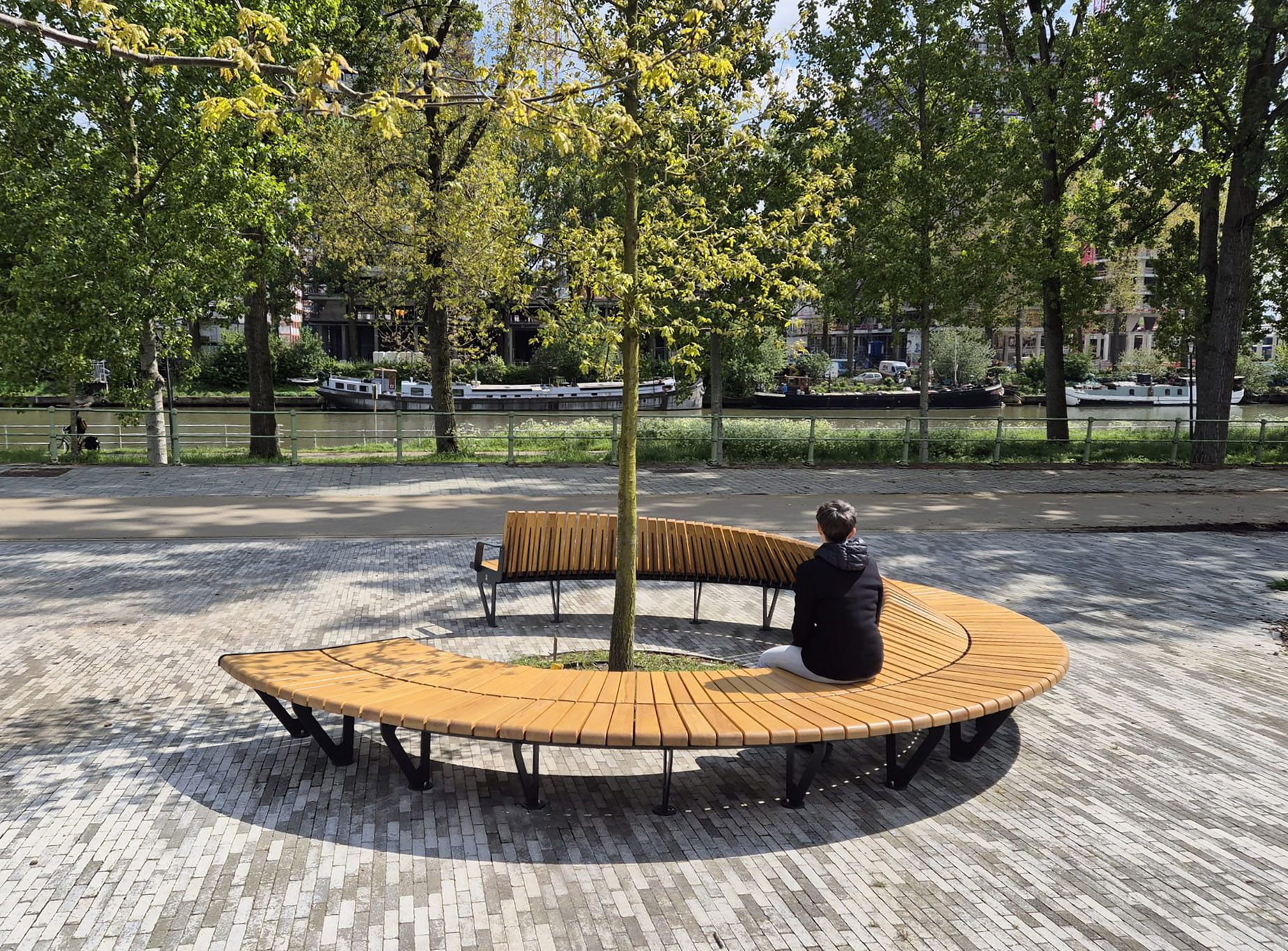 Lucile Soufflet, ZITT, 2024, acier laqué et robinier, TF Urban, commande du Bureau Bas Smets, exposition Common Grounds, CID, site du Grand-Hornu, 2025, (c) Lucile Soufflet - TF Urban, (c) photo Caroline Dethier, Boombartstic Art Magazine