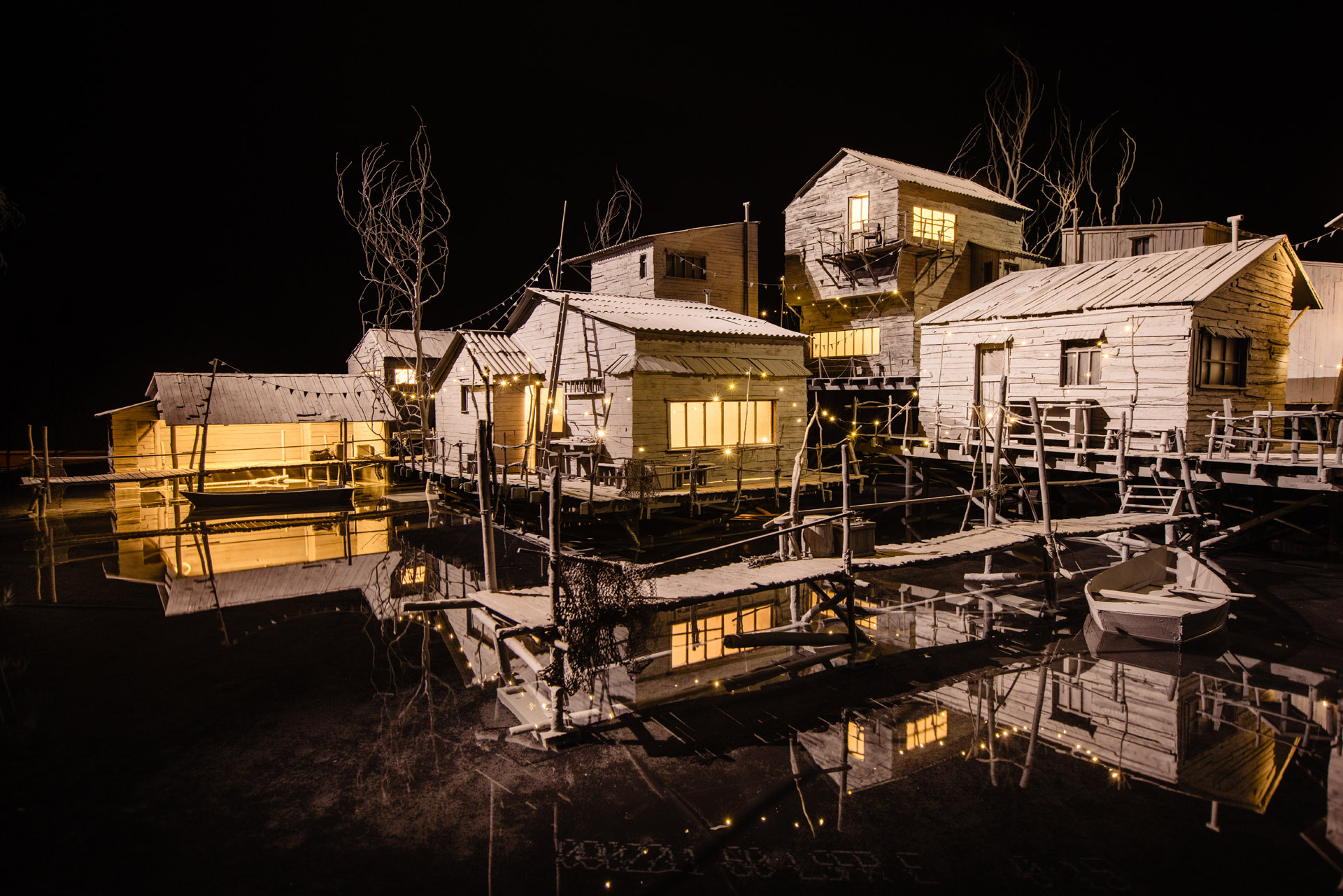 Hans op de Beeck, The Settlement - indoor, 2016, installation sculpturale mixed media, dimensions variables 1300 x 1000 x 400 cm, collections Kröller-Müller Museum, Otterlo, Pays-Bas, exposition Nocturnal Journey, KMSKA, Anvers, 2025, (c) Hans op de Beeck, (c) Sanne De Block Photography, Boombartstic Art Magazine