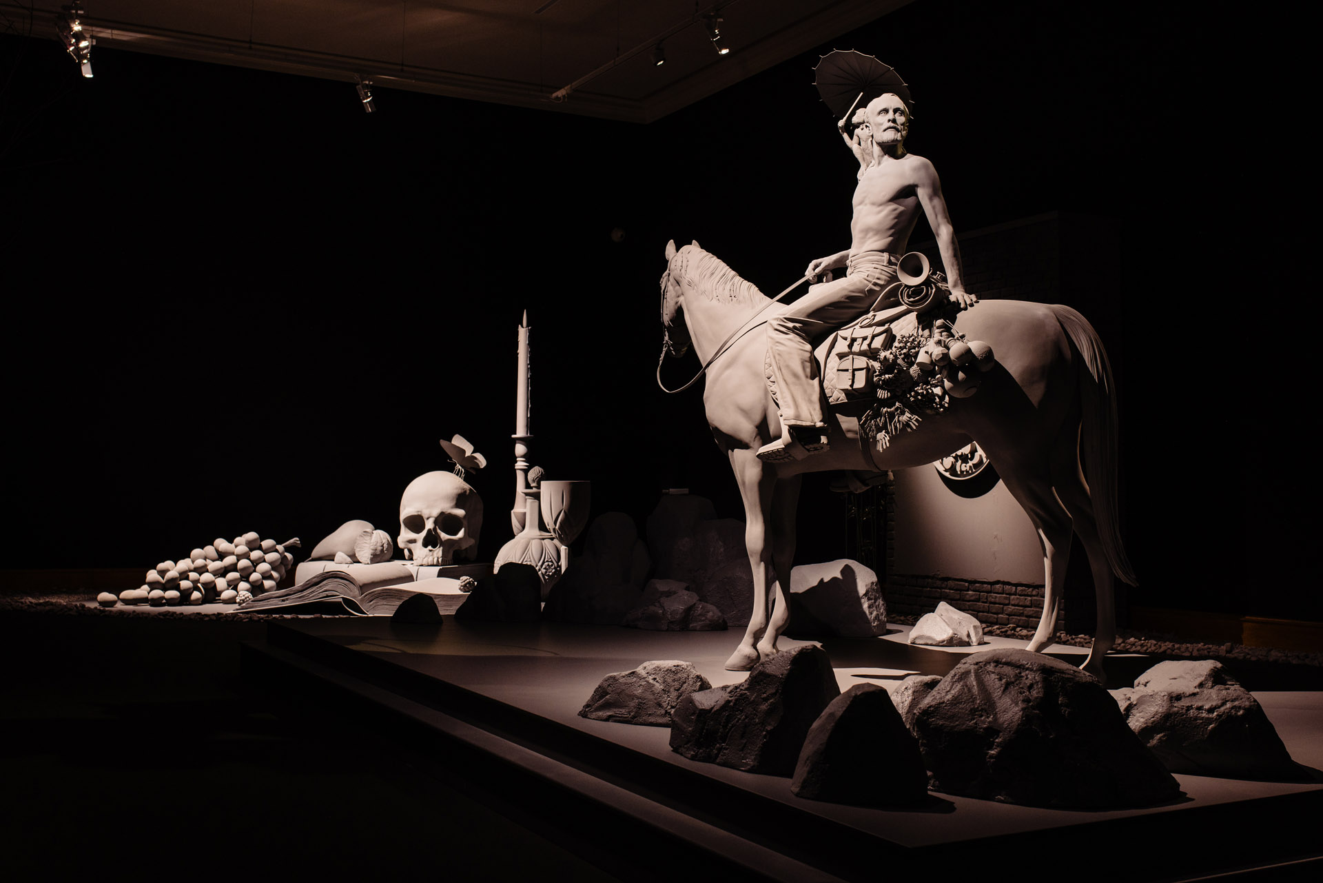 Hans op de Beeck, Vanitas XL, 2021 et The Horseman, 2020, sculptures mixed media, vue de l'exposition Nocturnal Journey, KMSKA, Anvers, 2025, (c) Hans op de Beeck, (c) photo Sanne De Block Photography, Boombartstic Art Magazine