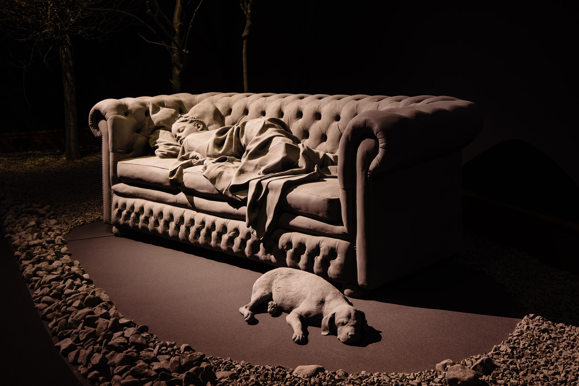 Hans op de Beeck, Sleeping Girl, 2017, Chien, 2019, sculptures mixed media, exposition Nocturnal Journey, KMSKA, Anvers, 2025, (c) Hans op de Beeck, (c) photo Sanne De Block Photography, Boombartstic Art Magazine