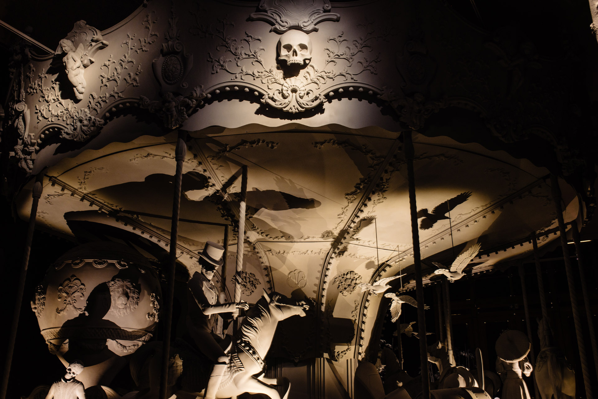 Hans op de Beeck, Danse macabre, 2021, installation sculpturale mixed media, 950 x 950 x 650 cm, exposition Nocturnal Journey, KMSKA, Anvers, 2025, (c) Hans op de Beeck, (c) photo Sanne De Block Photography, Boombartstic At Magazine