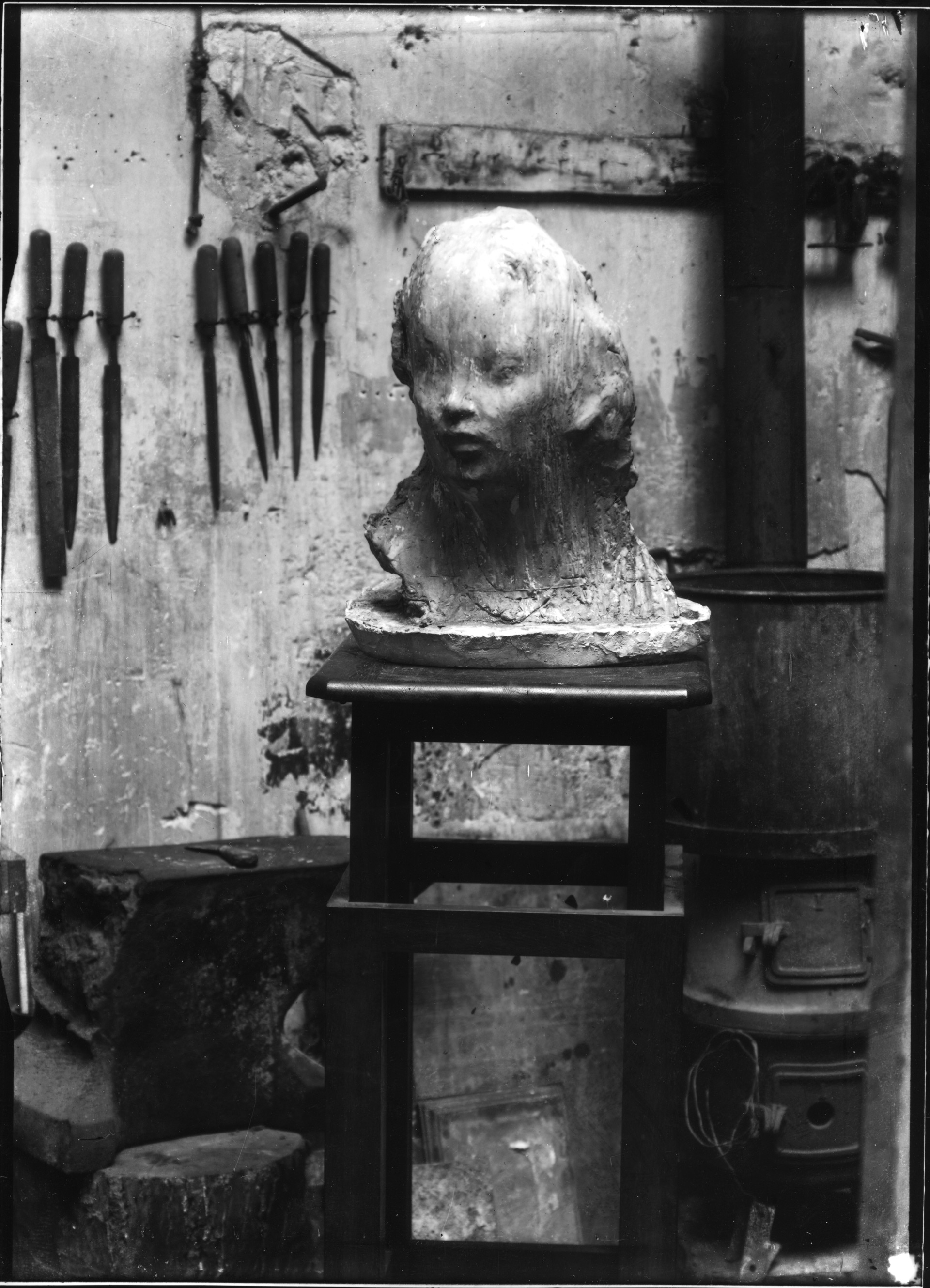 Medardo Rosso, Ecce Puer dans l’atelier du boulevard des Batignolles, Paris, tirage moderne à partir du négatif sur verre original, 17,9 x 13 cm, exposition Medardo Rosso, l'invention de la sculpture moderne, Kunstmuseum, Bâle, 2025, ID propriété 98049, Collection privée, (c) photo MumoK - Markus Wörgötter, Boombartstic Art Magazine