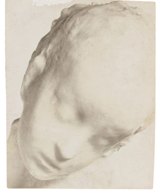 Medardo Rosso, Enfant malade, env. 1909, Aristotype, 7,9 x 6,3 cm, exposition Medardo Rosso, l'invention de la sculpture moderne, Kunstmuseum, Bâle, 2025, ID de la propriété 98263, (c) Collection privée, (c) photo MumoK - Markus Wörgötter, Boombartstic Art Magazine