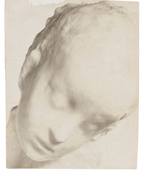 Medardo Rosso, Enfant malade, env. 1909, Aristotype, 7,9 x 6,3 cm, exposition Medardo Rosso, l'invention de la sculpture moderne, Kunstmuseum, Bâle, 2025, ID de la propriété 98263, (c) Collection privée, (c) photo MumoK - Markus Wörgötter, Boombartstic Art Magazine