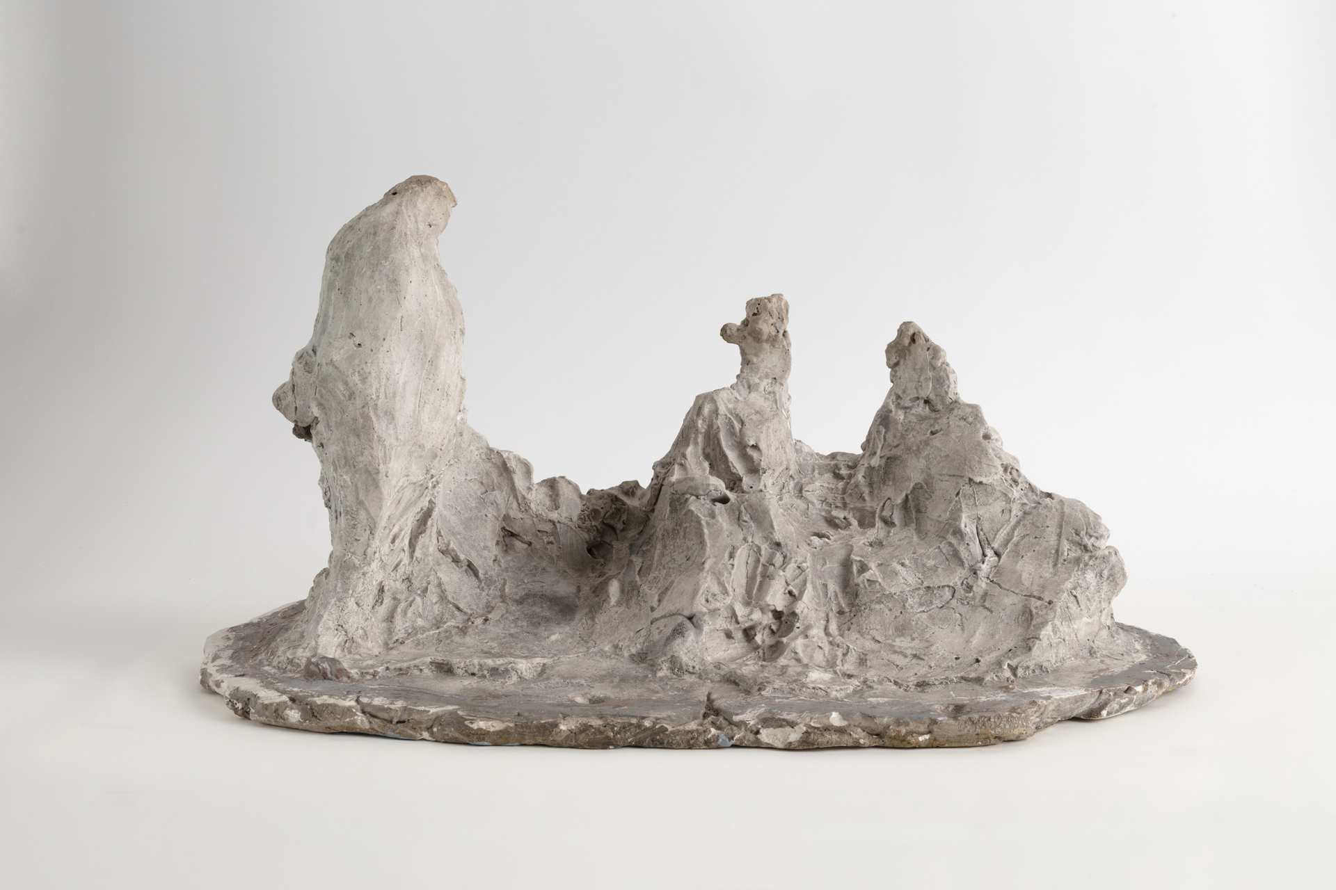 Medardo Rosso, La Conversation,1903 (moulage), ca. 1899, plâtre, 35 x 66,5 x 41 cm, exposition Medardo Rosso, l'invention de la sculpture moder, Kunstmuseum, Bâle, 202, 8610, (c)Museo Medardo Rosso, Barzio, Italie, (c) photo MumoK, Musée d'Art Moderne, Vienne - Markus Wörgötter, Boombartstic Art Magazine