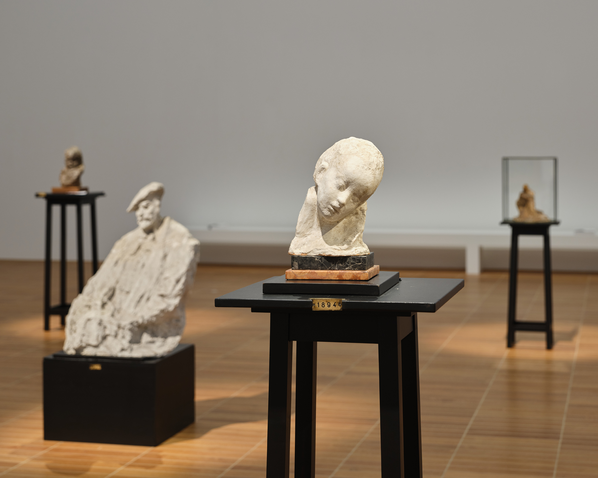 Medardo Rosso, Enfant au soleil, 1891, 1892, plâtre, 35 x 21 x 19 cm, vue de l'exposition Medardo Rosso. L’invention de la sculpture, Kunstmuseum, Bâle, 2025, ID propriété 86062, (c) Museo Medardo Rosso, Barzio, Italie, (c) photo Max Ehrengruber, Boombartstic Art Magazine