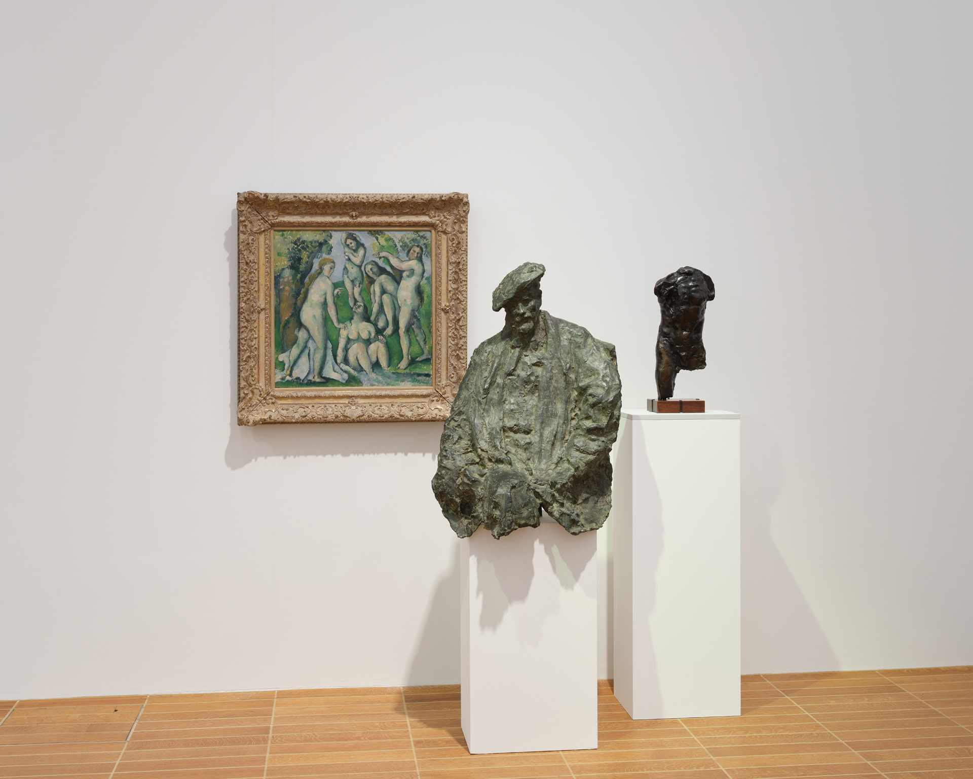 Paul Cézanne, Cinq Baigneuses, 1885-1887, Medardo Rosso, Portrait d'Henri Rouart, 1890, Auguste Rodin, torse de l'étude pour Saint-Jean Baptiste, 1878-1879, vue de l'exposition Medardo Rosso, l'invention de la sculpture moderne, Kunstmuseum, Bâle, 2025, (c) photo Max Ehrengruber, Boombartstic Art Magazine