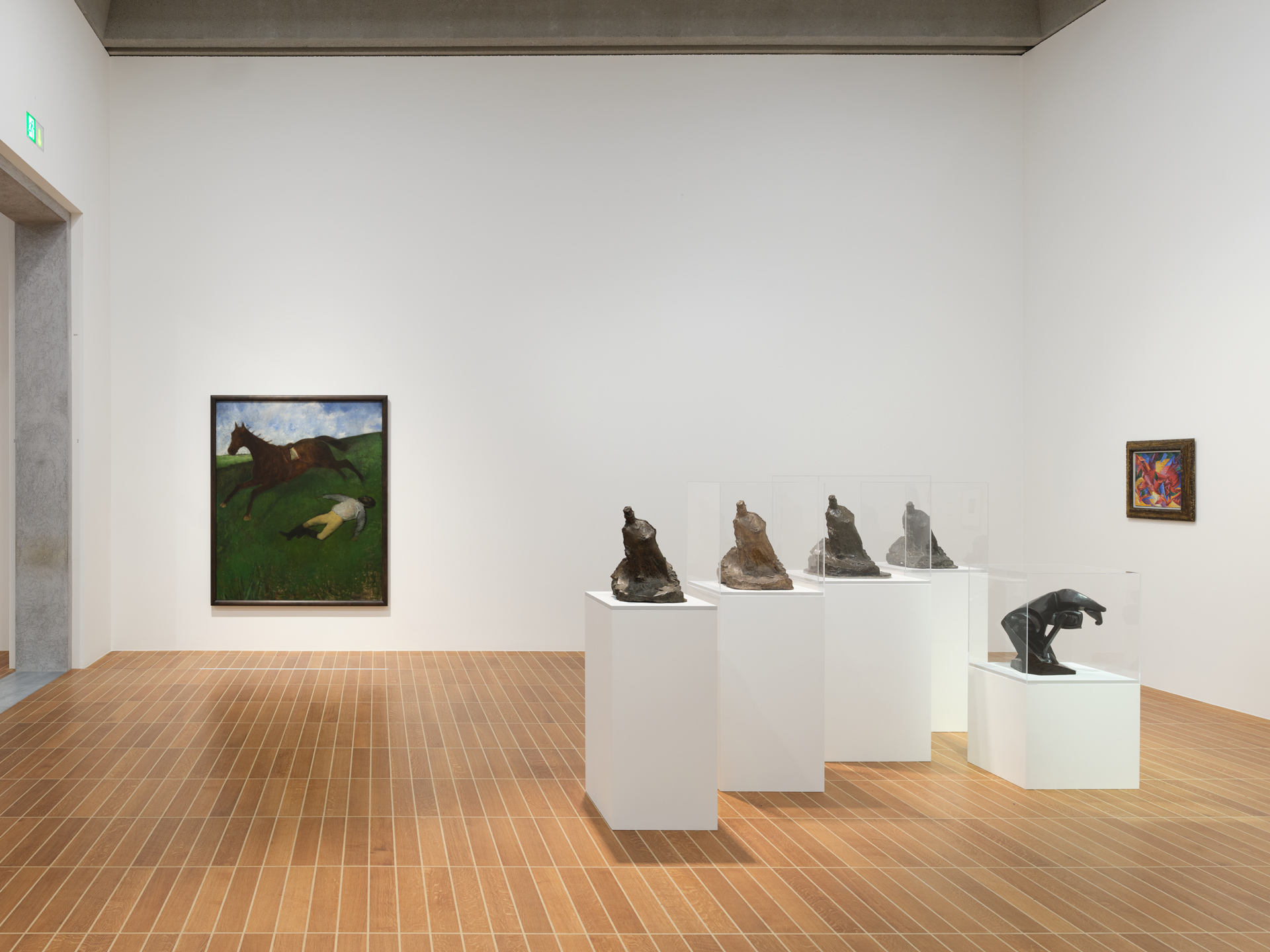 Edgar Degas, Jockey blessé, vers 1896-1898, Medardo Rosso, déclinaison du Bookmaker, 1894, vue de salle de l'exposition Medardo Rosso, l'invention de la sculpture moderne, Kunstmuseum, Bâle, 2025, (c) courtesy Kunstmuseum de Bâle, (c) photo Max Ehrengruber, Boombartstic Art Magazine